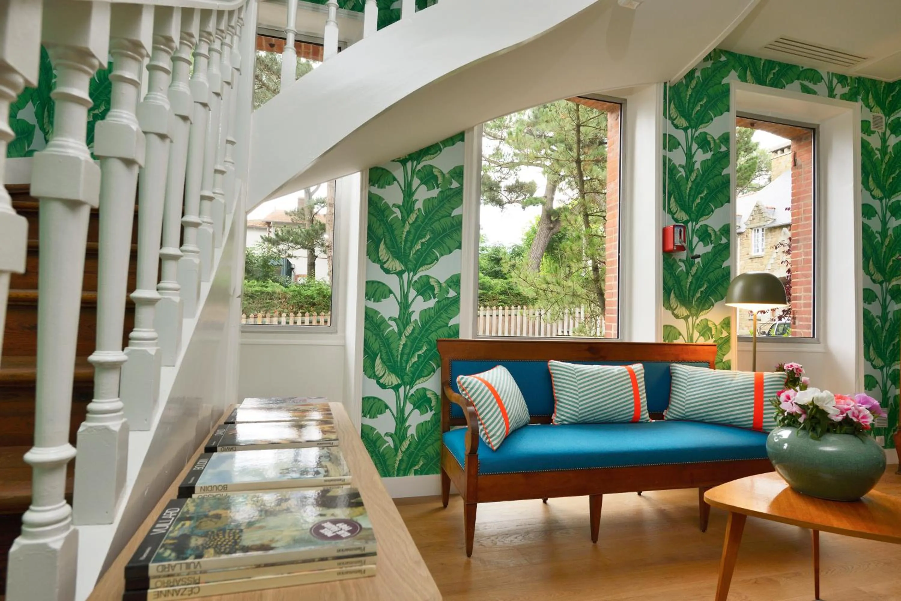 Communal lounge/ TV room in Hôtel Le Saint Christophe