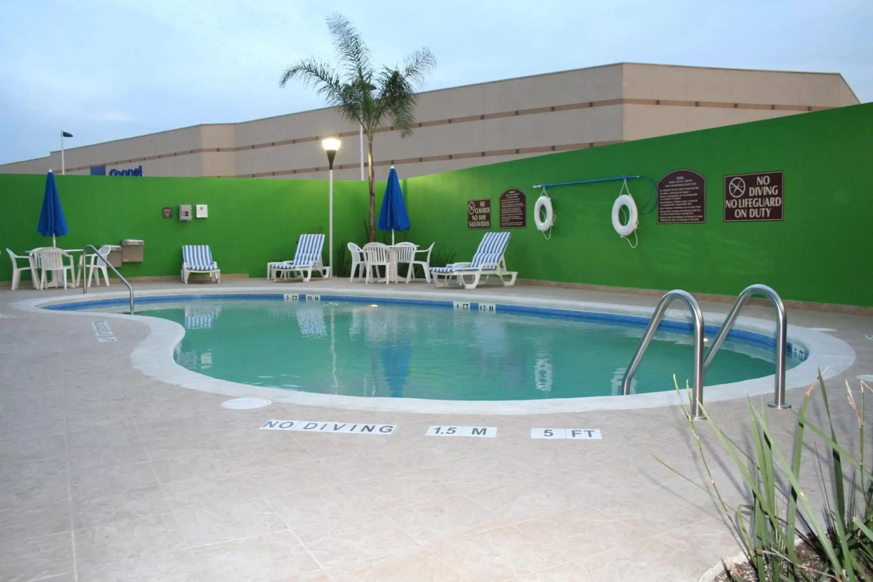 Swimming Pool in Holiday Inn Express & Suites Toluca Zona Aeropuerto, an IHG Hotel