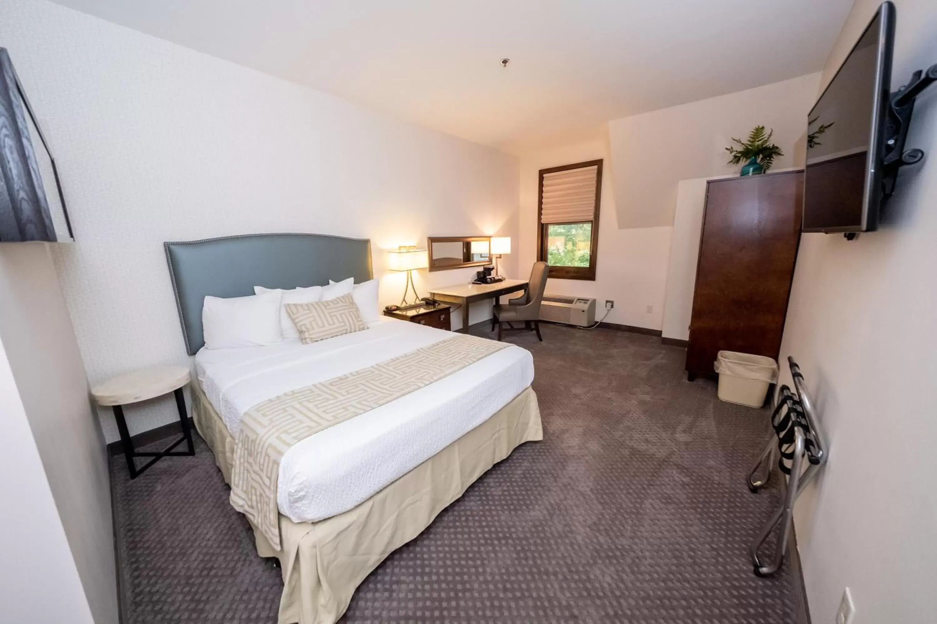 Bedroom, Bed in The Inn at Shattuck - St. Mary's