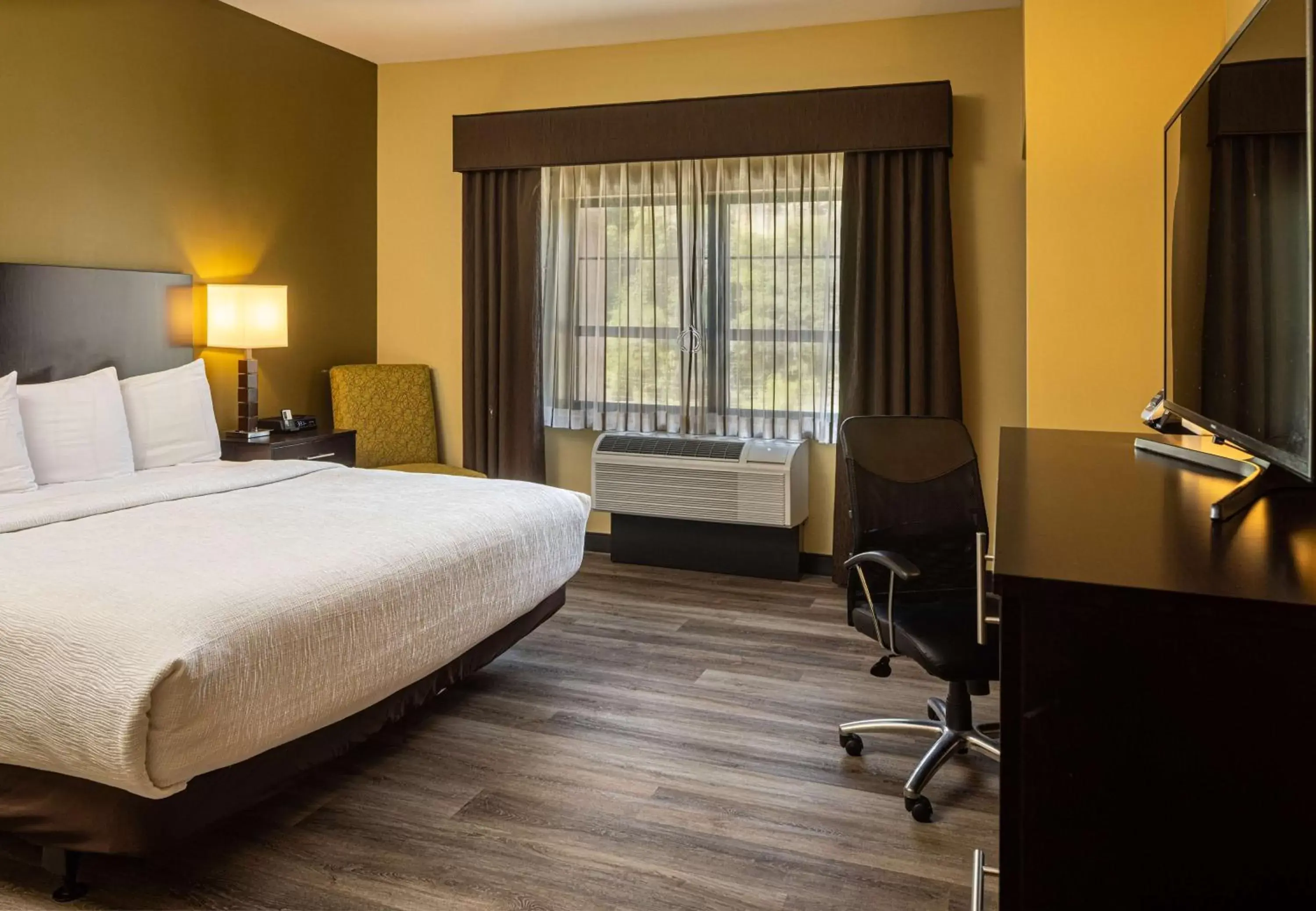 Bedroom, Bed in Best Western Plus Franciscan Square Inn & Suites Steubenville