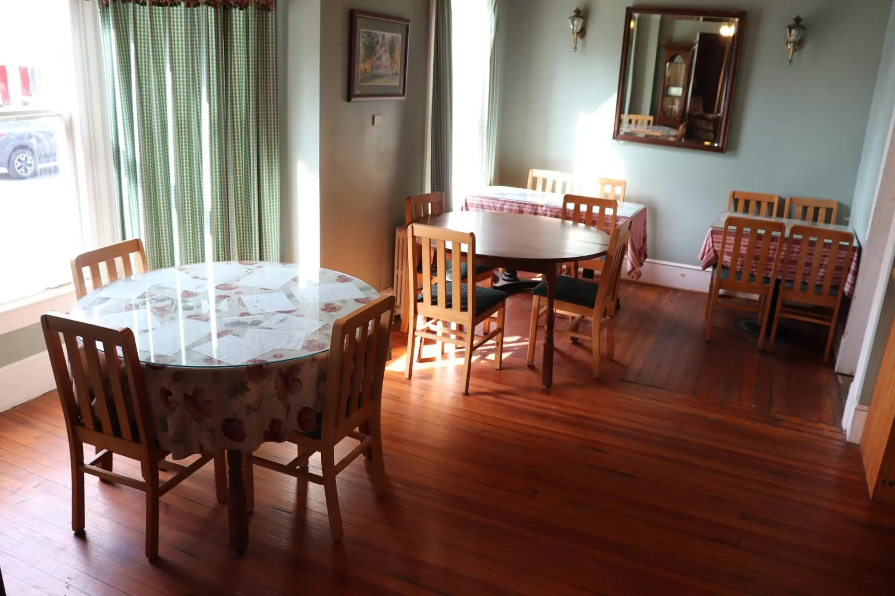 Coffee/tea facilities, Dining Area in Reynolds House inn