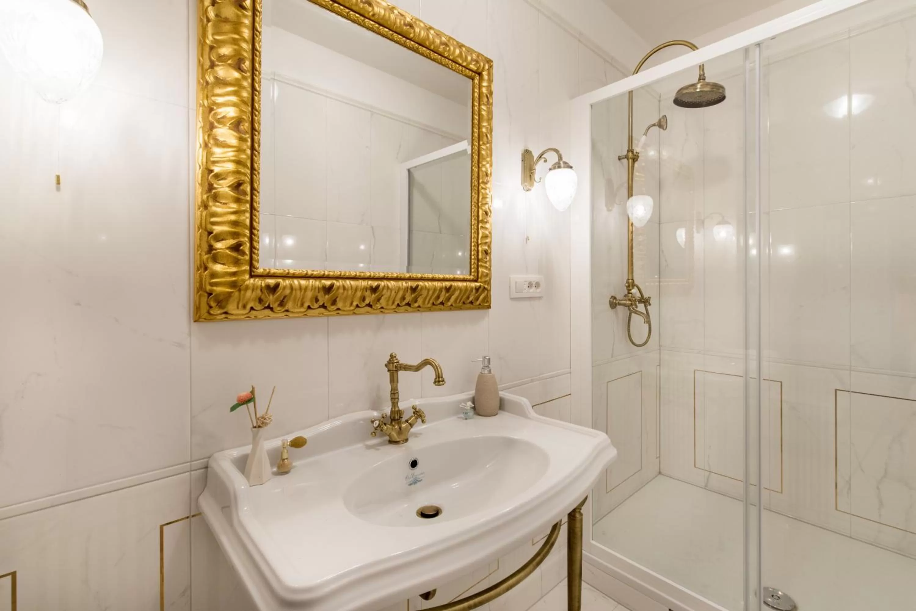 Shower in Central Square Heritage Hotel