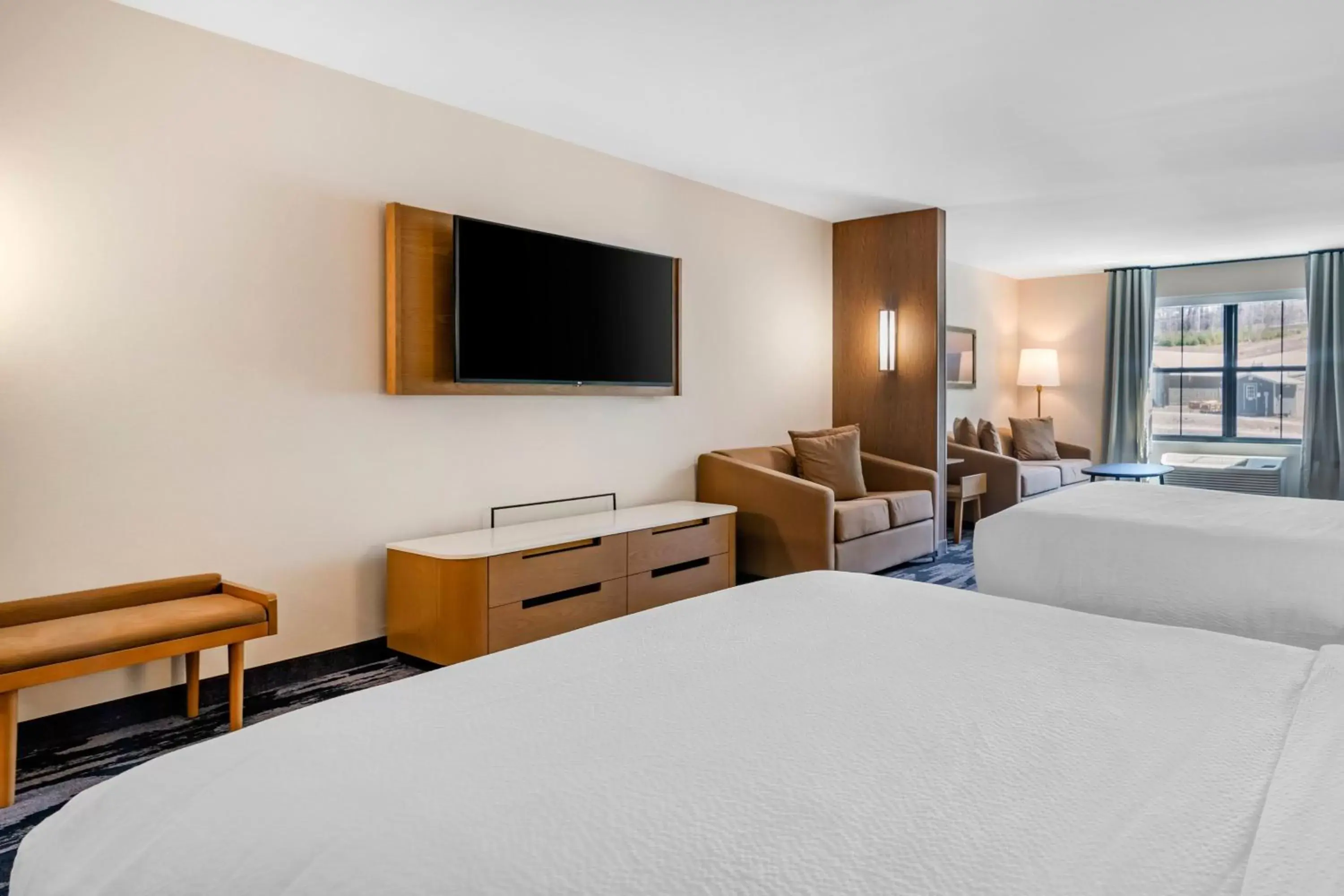 Bedroom, TV/Entertainment Center in Fairfield by Marriott Inn & Suites North Conway