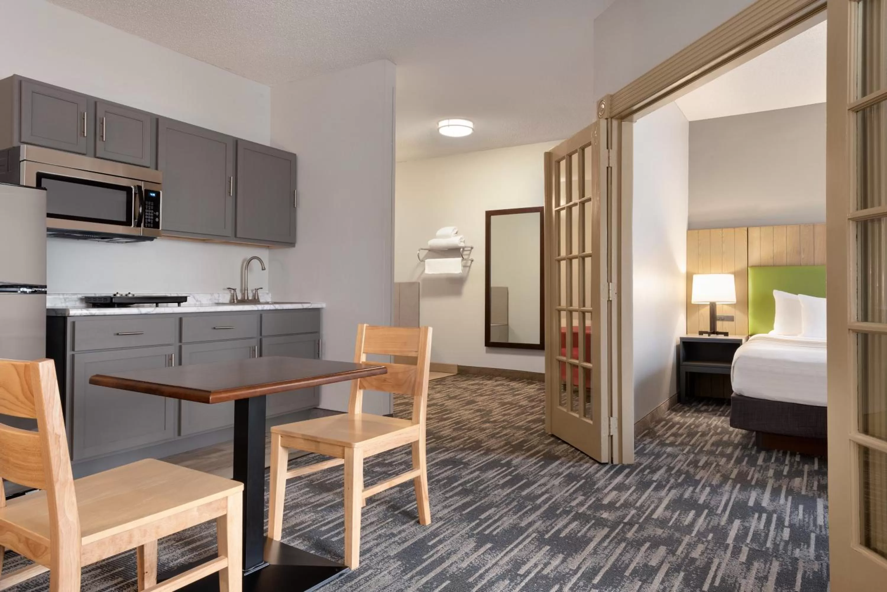 Kitchen or kitchenette, Bed in Country Inn & Suites by Radisson, Brookings