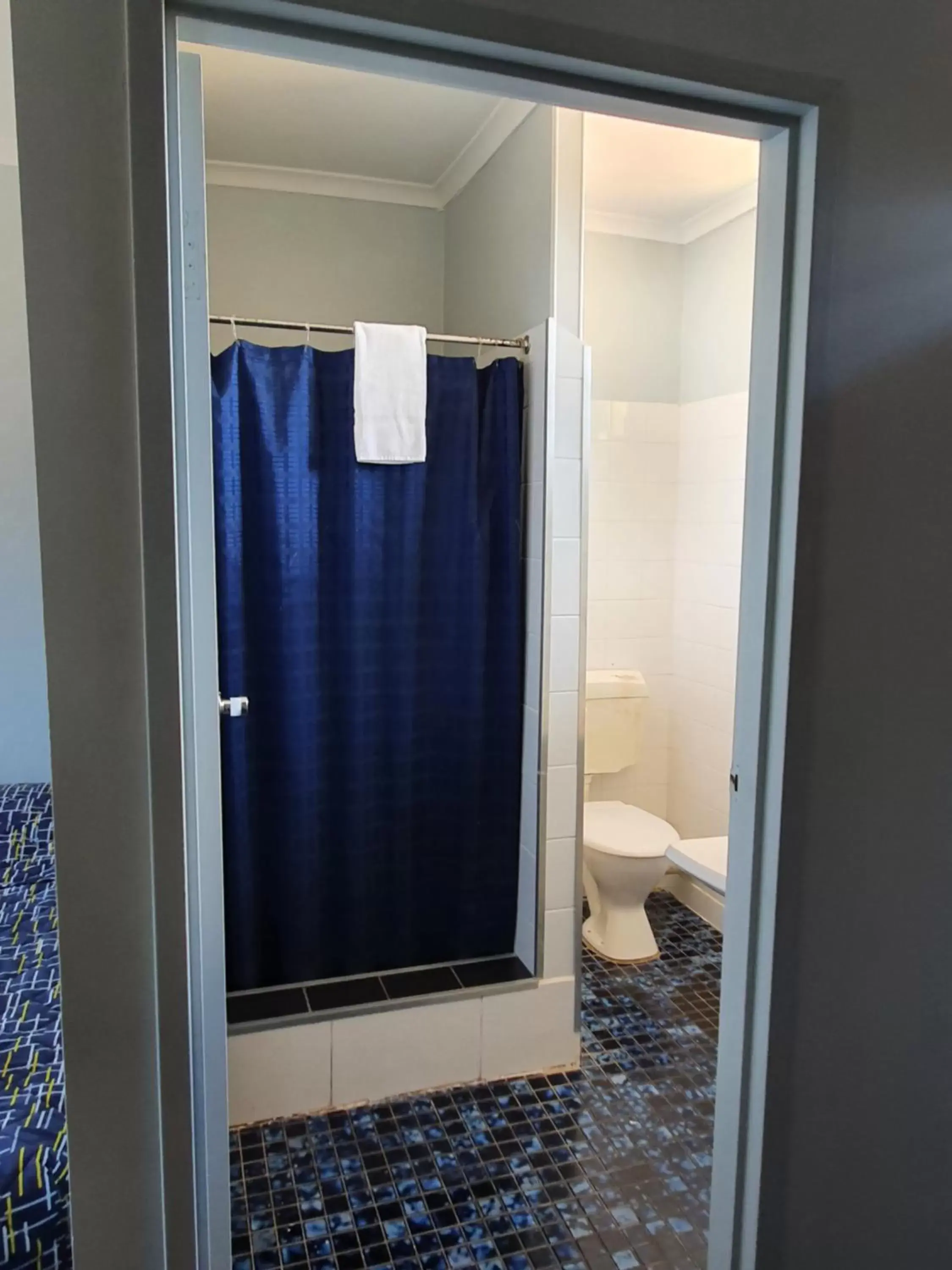 Shower, Bathroom in Kooyong Hotel