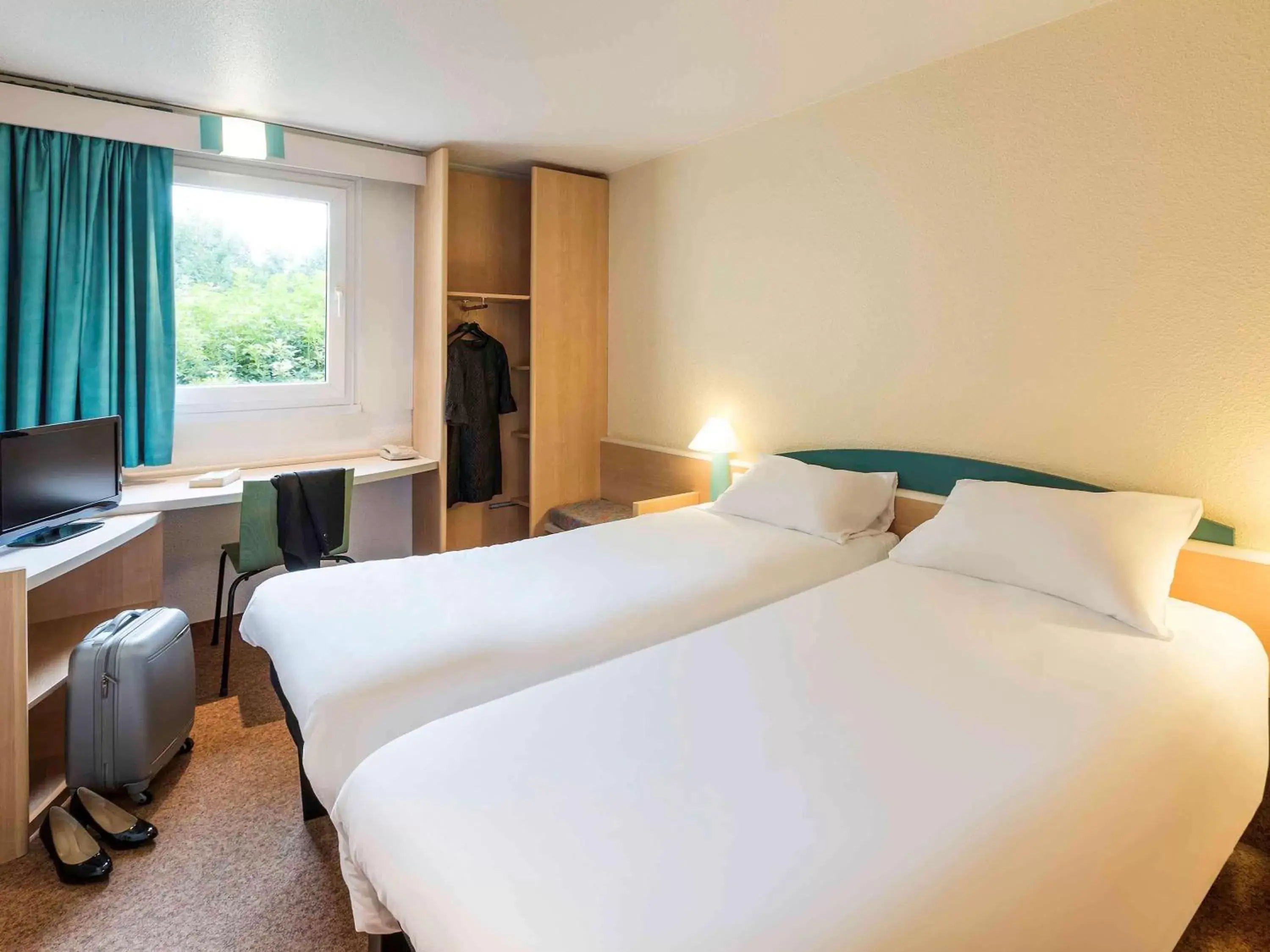 Photo of the whole room, Bed in ibis Rennes Cesson