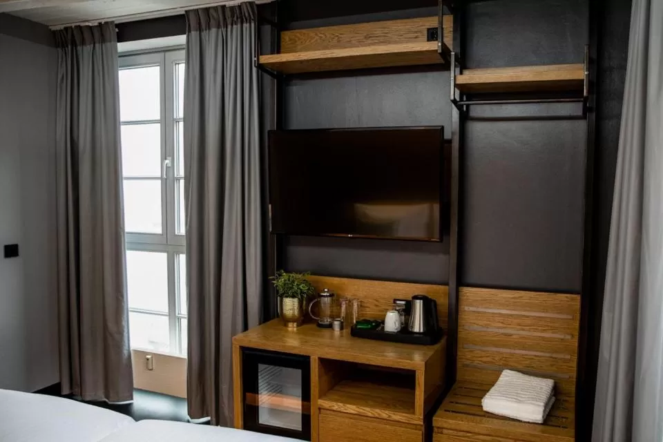 TV and multimedia, Bed in GINN Hotel Hamburg Elbspeicher