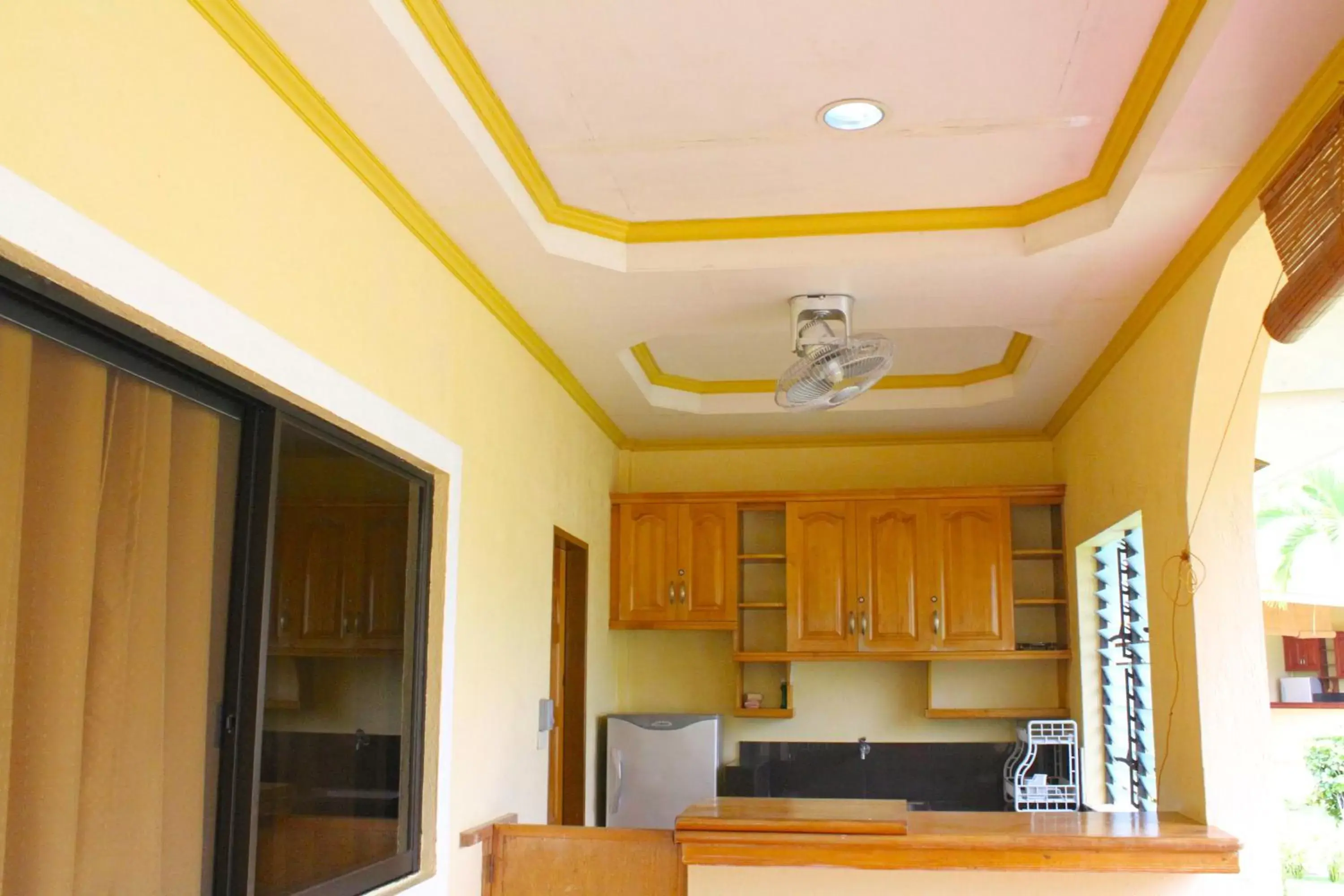 Balcony/Terrace, Kitchen/Kitchenette in Bohol Sunside Resort