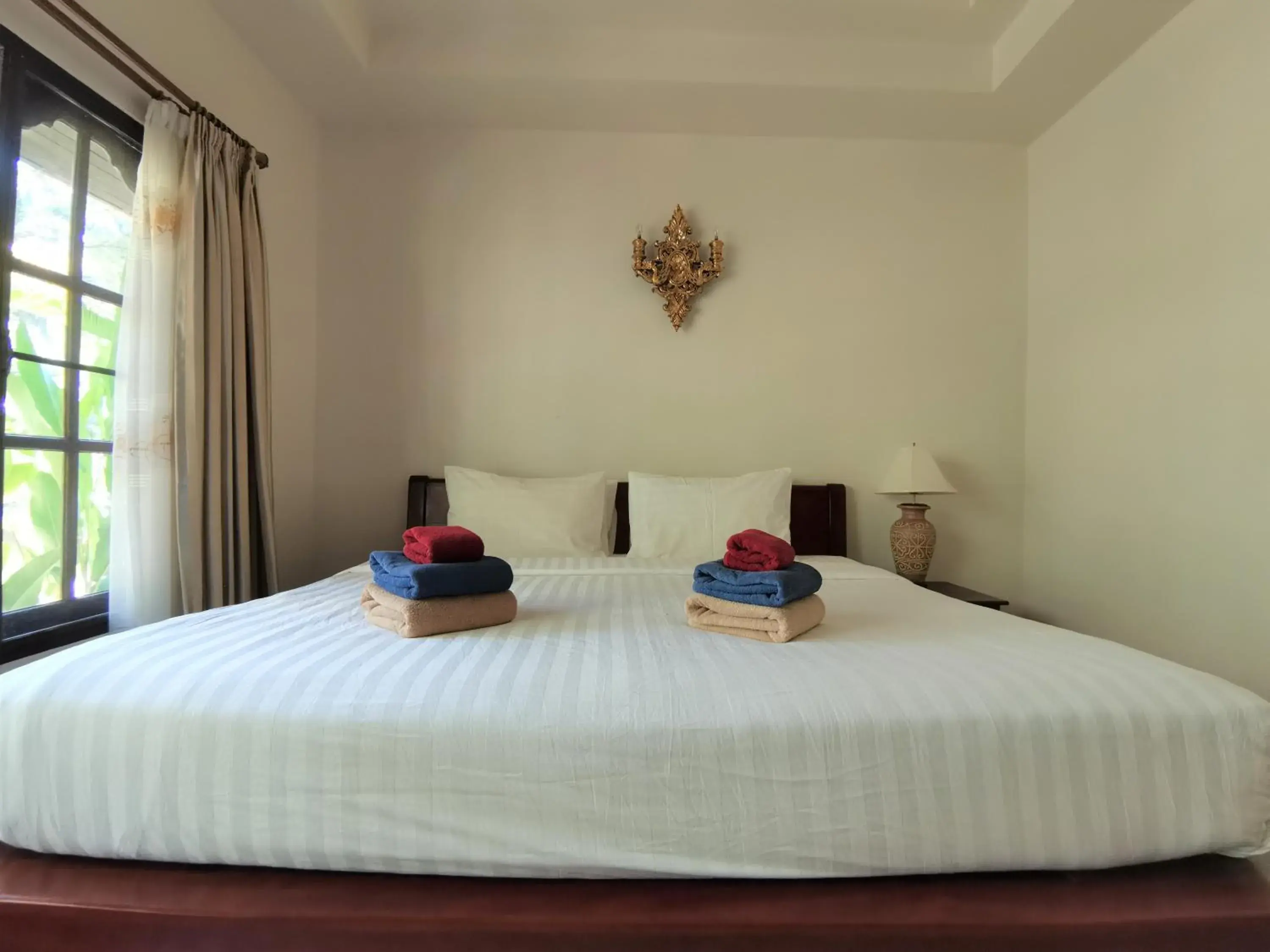 Bedroom, Bed in Holiday Villa Hotel