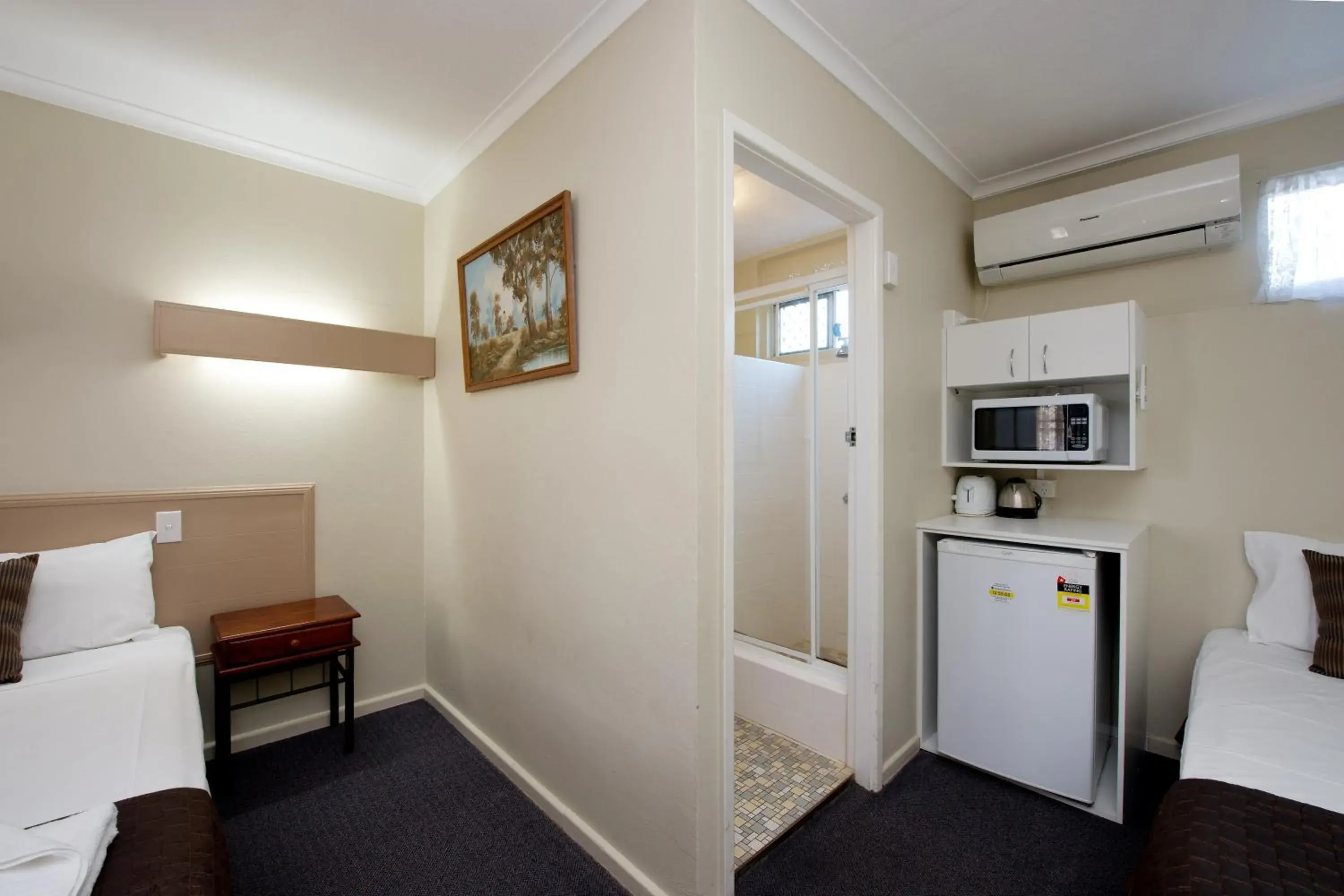 Coffee/tea facilities, TV/Entertainment Center in Mineral Sands Motel