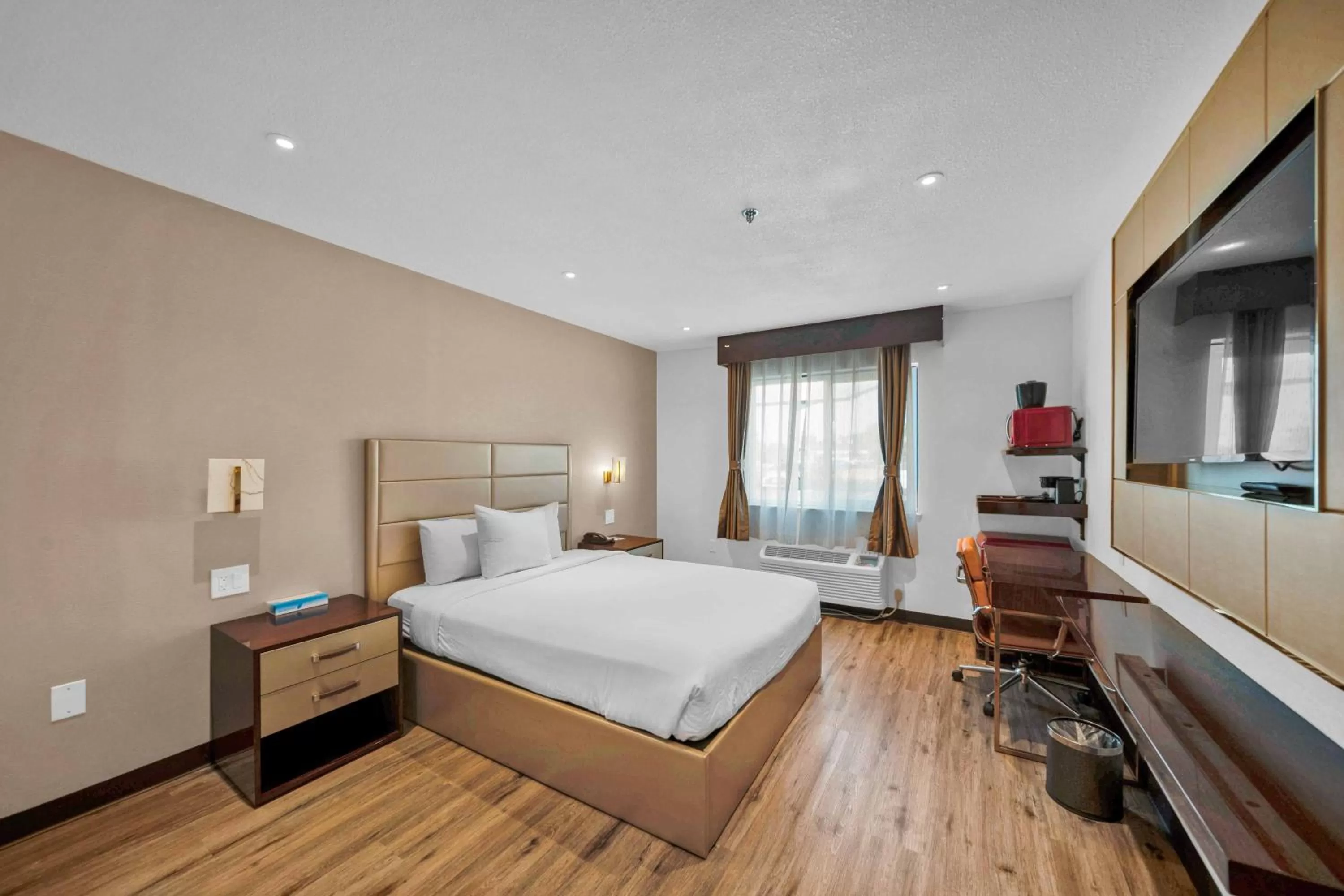 Bedroom, Bed in Baymont by Wyndham Anderson