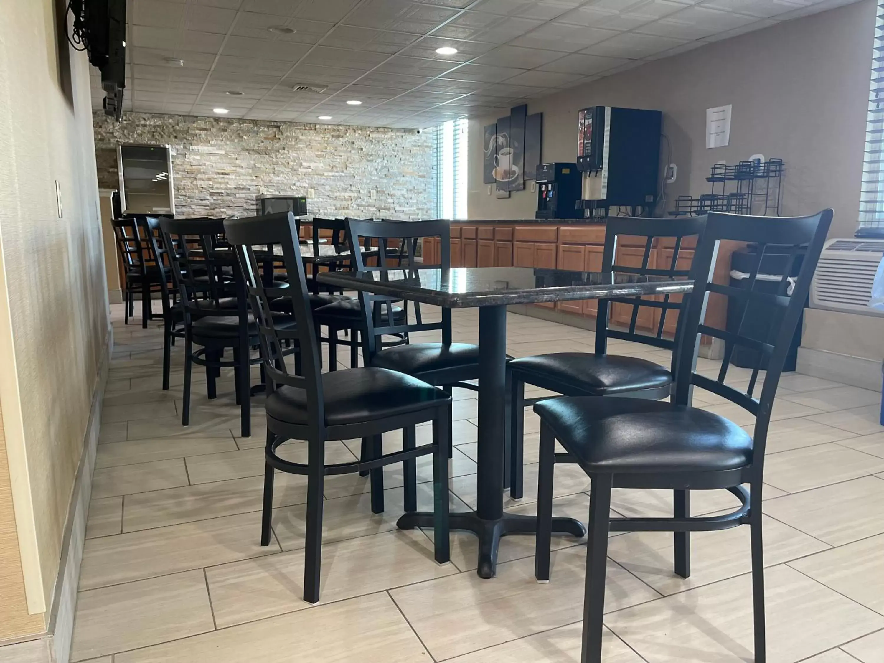 Seating area, Restaurant/Places to Eat in Baymont by Wyndham Dunmore