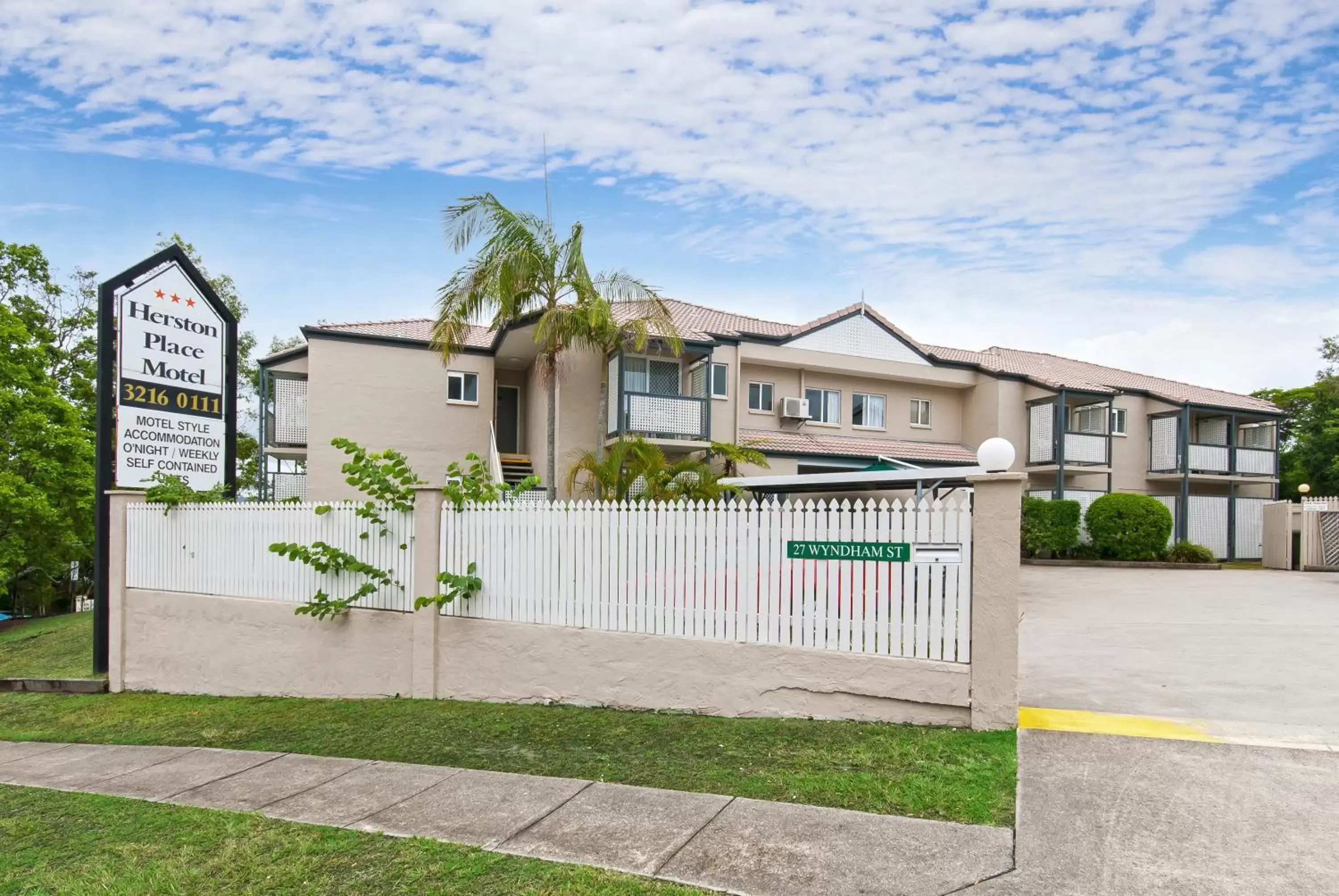 Facade/entrance in Herston Place Motel Facade/entrance in Herston Place Motel