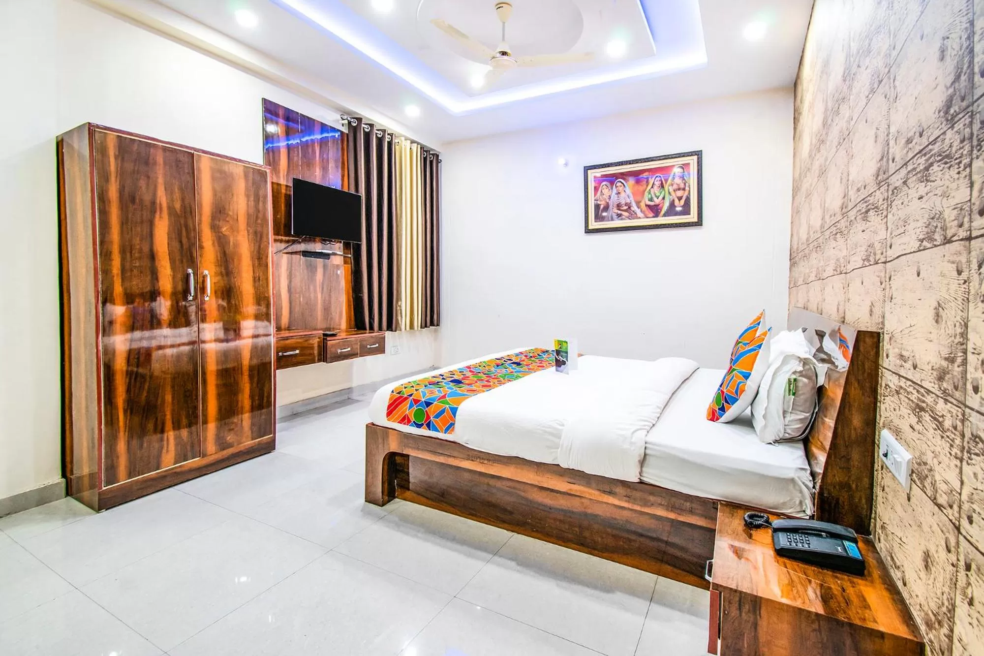 Bed in Via Elysian Grand - 3 kms from Chaudhary Charan Singh International Airport Lucknow
