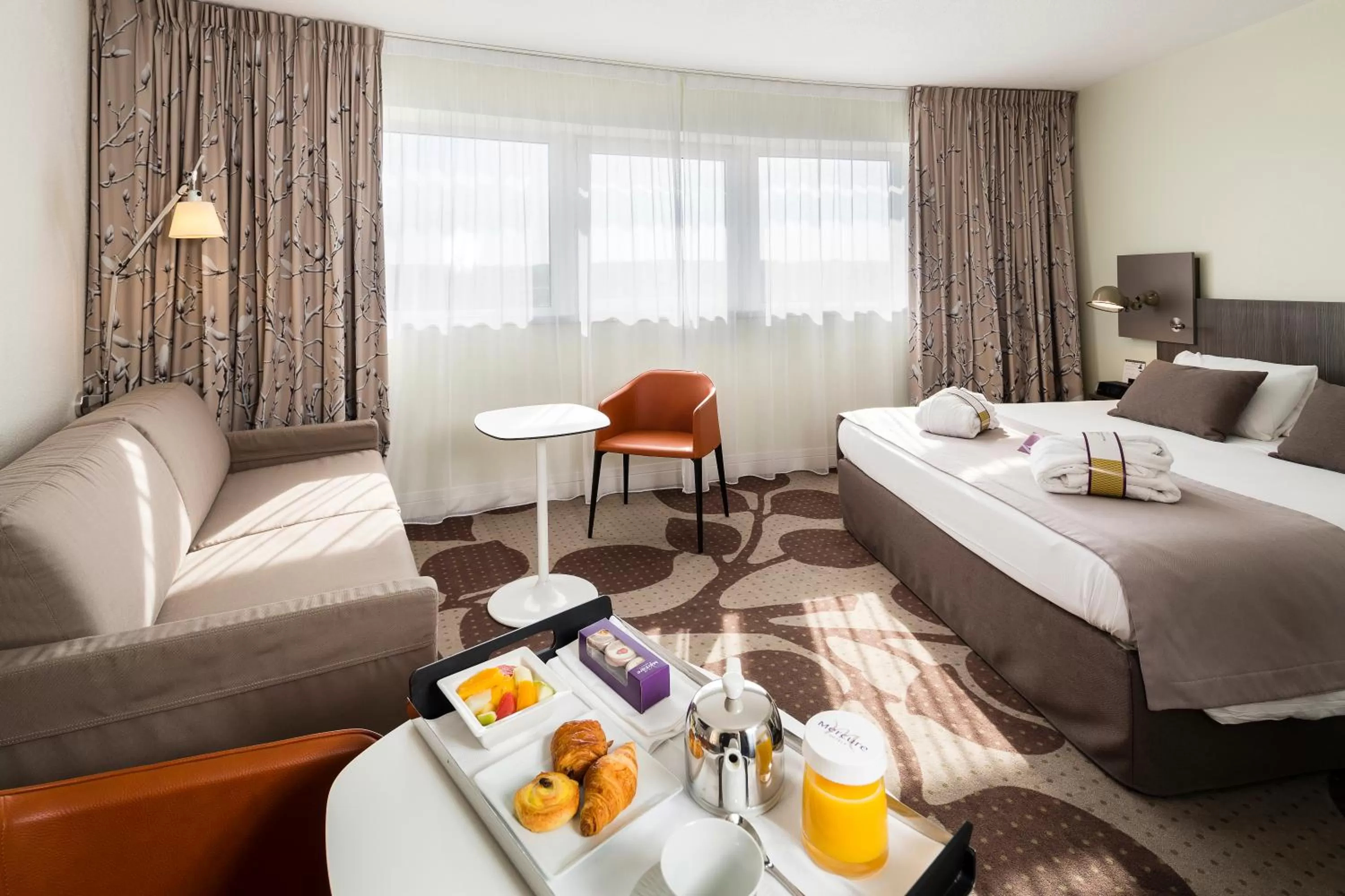 Seating area, Bed in Mercure Compiègne Sud