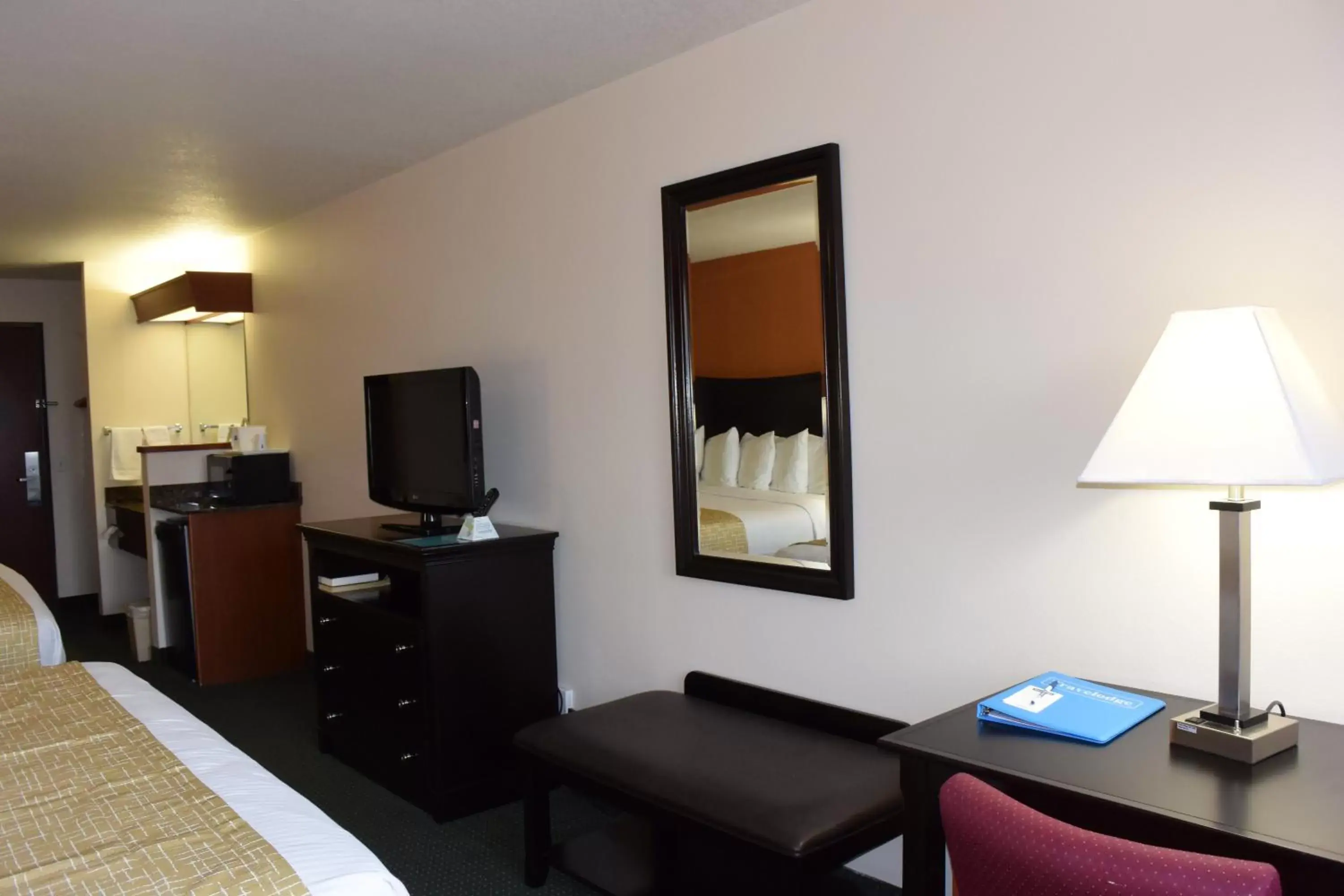 TV and multimedia, TV/Entertainment Center in Travelodge by Wyndham, Newberg