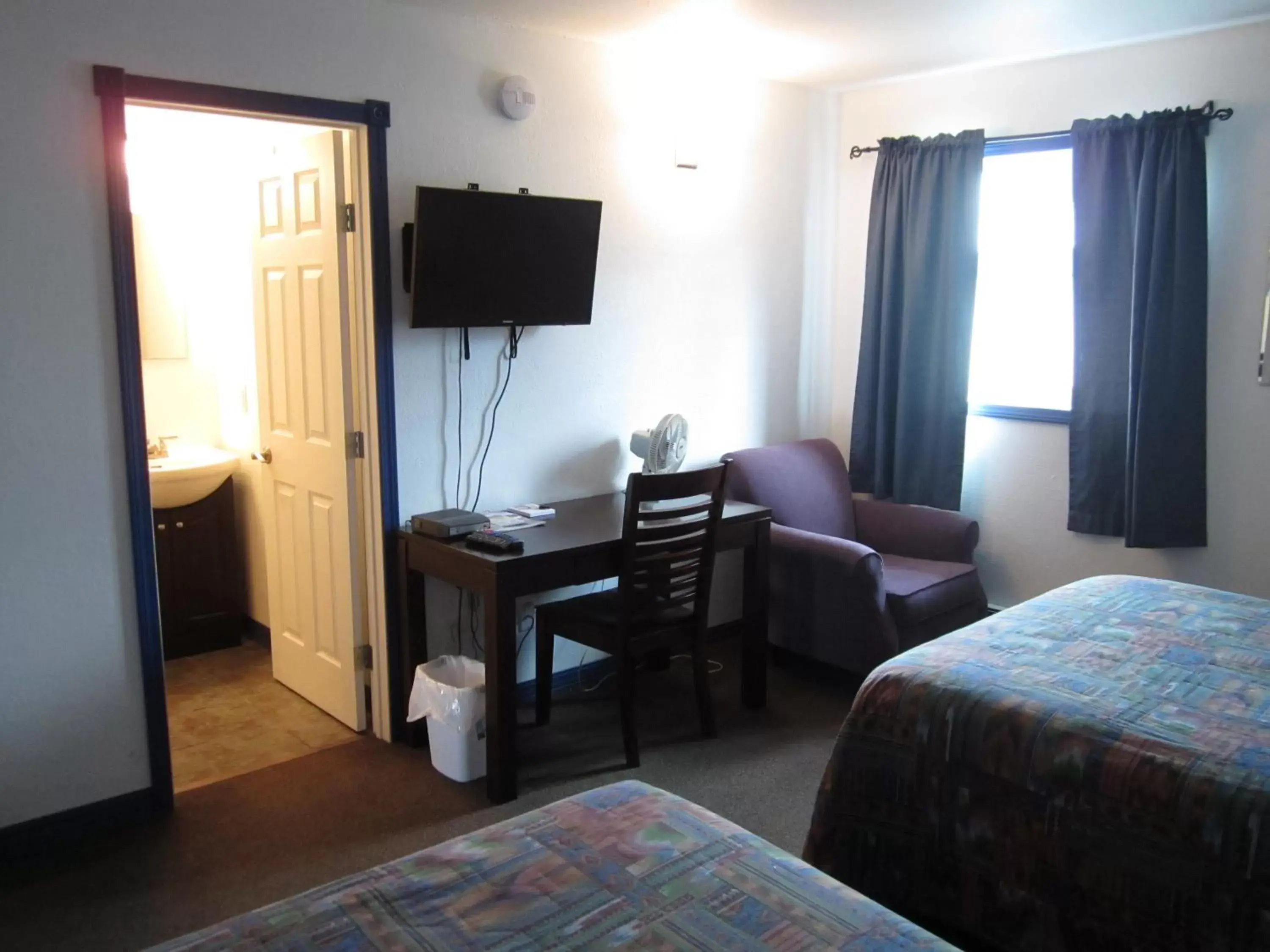 Bedroom, TV/Entertainment Center in Nisutlin Trading Post Motel