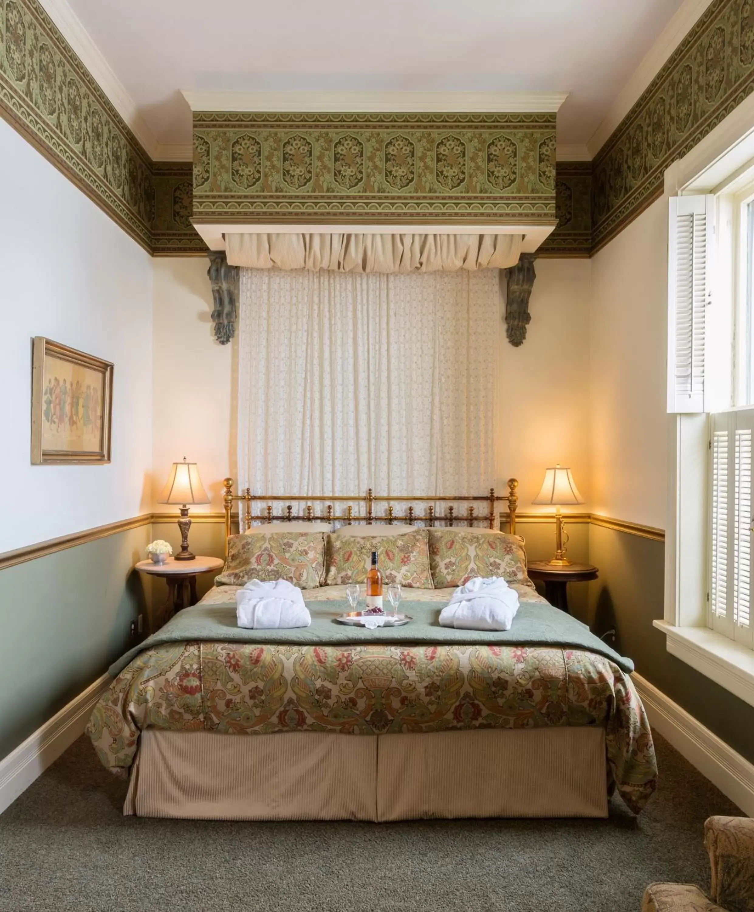 Bed in Washington House Inn