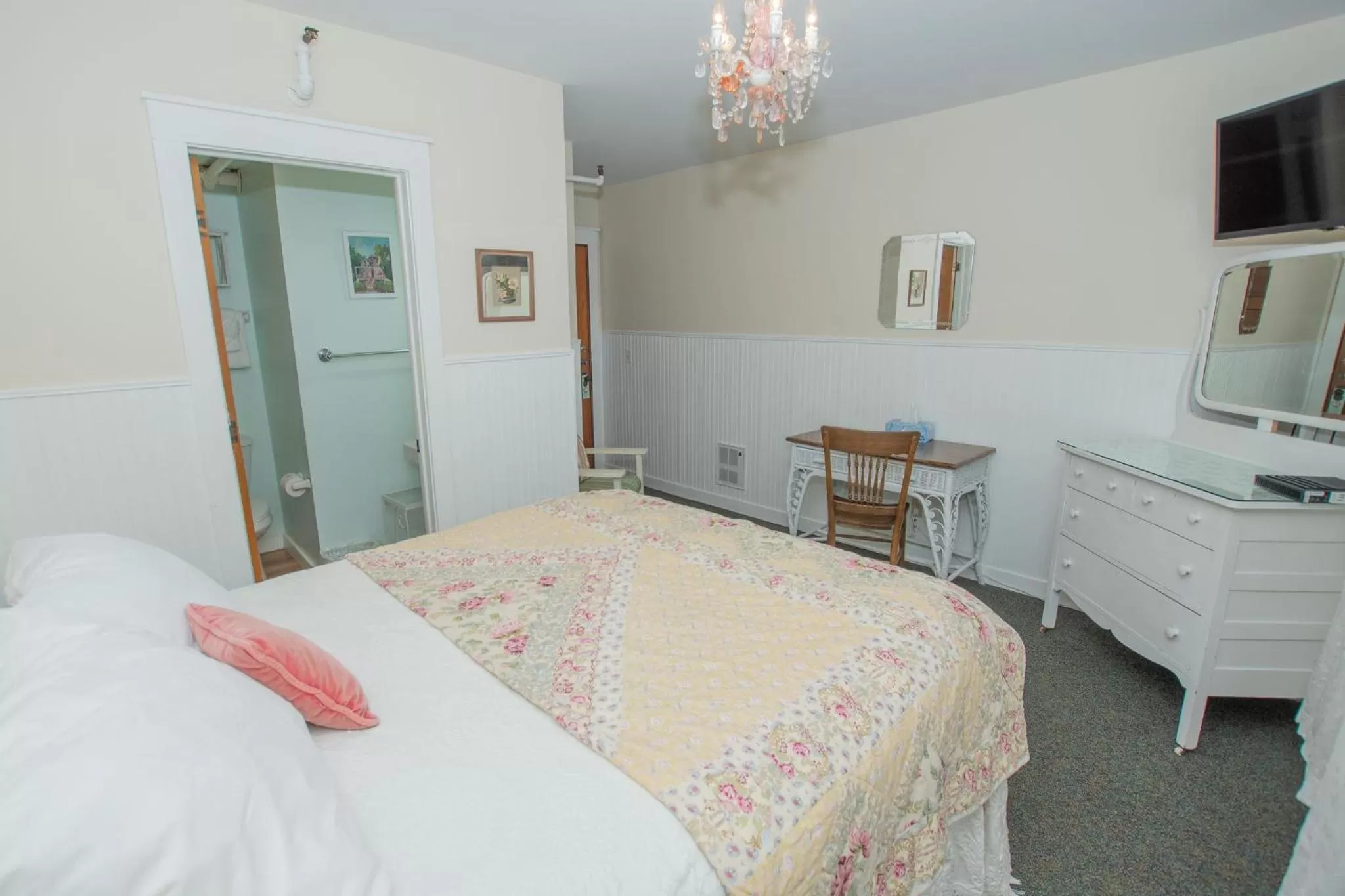 Bed in Terrace Inn and 1911 Restaurant