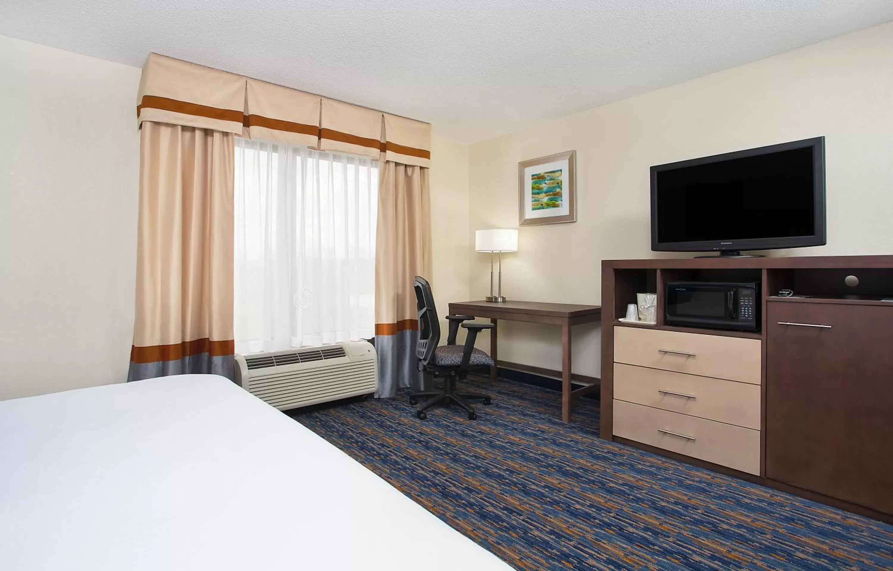 Photo of the whole room, TV/Entertainment Center in Holiday Inn Express Berea, an IHG Hotel