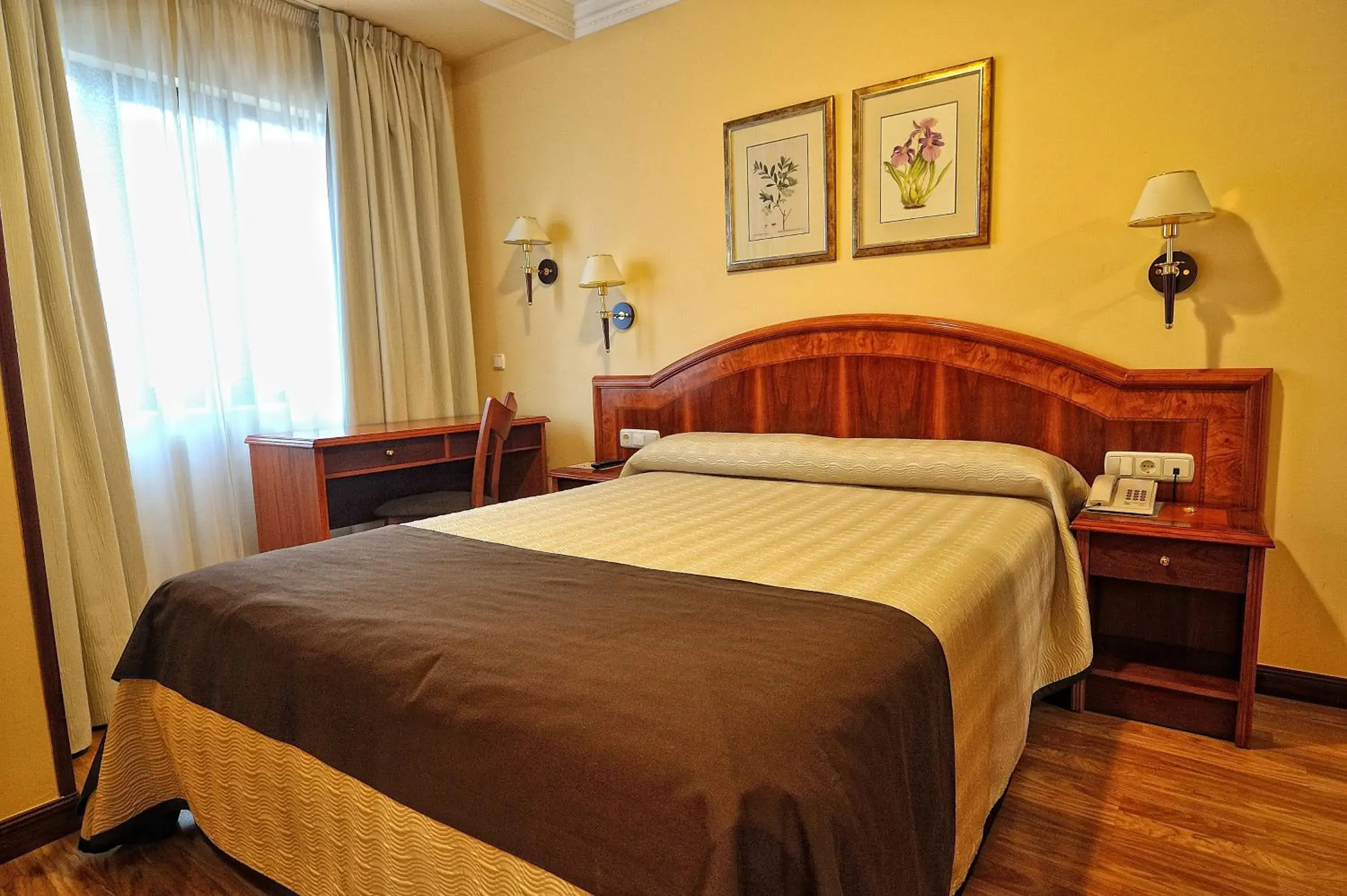 Lounge or bar, Bed in Hotel Alisi