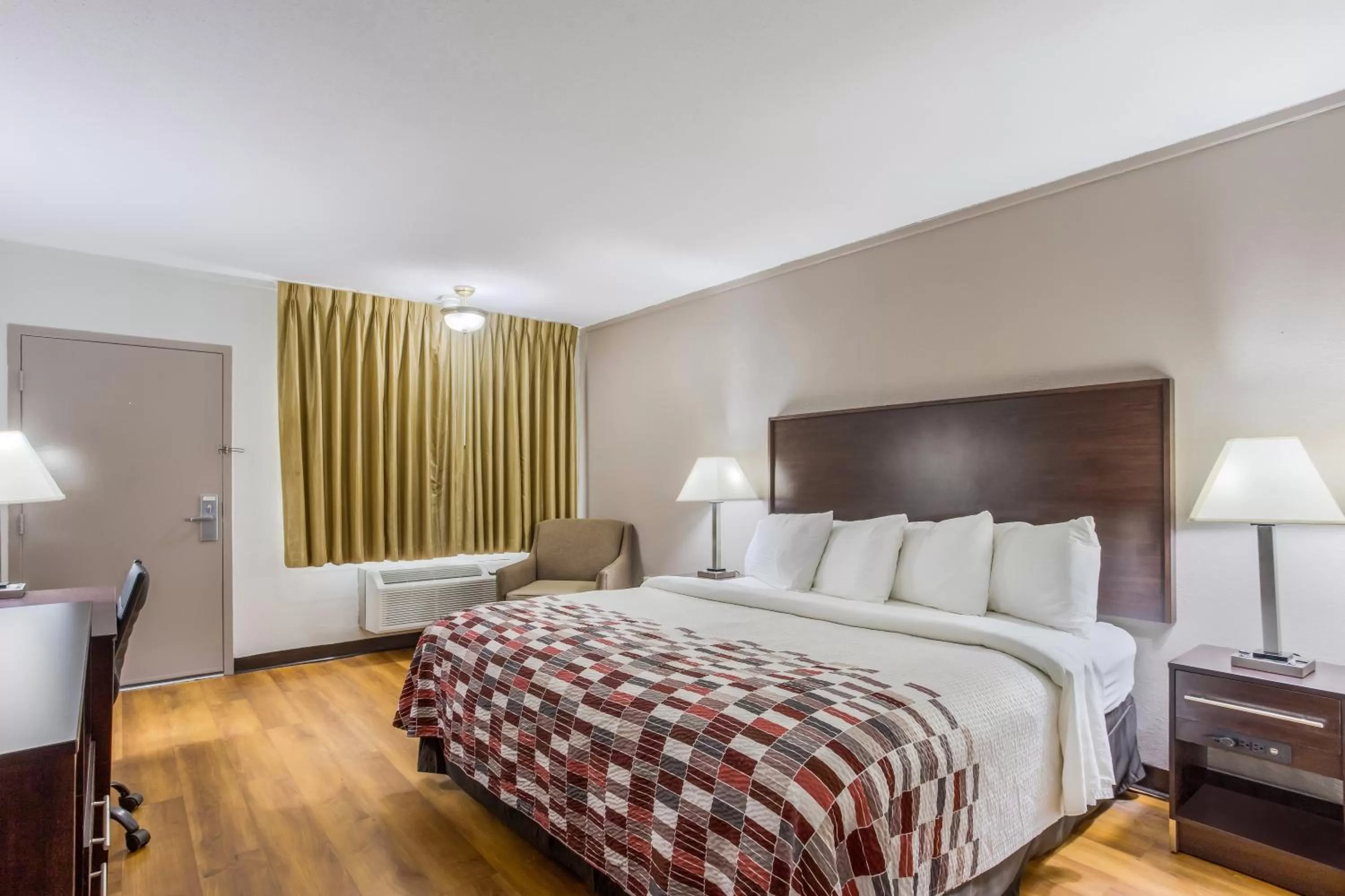 Photo of the whole room in Red Roof Inn Meridian