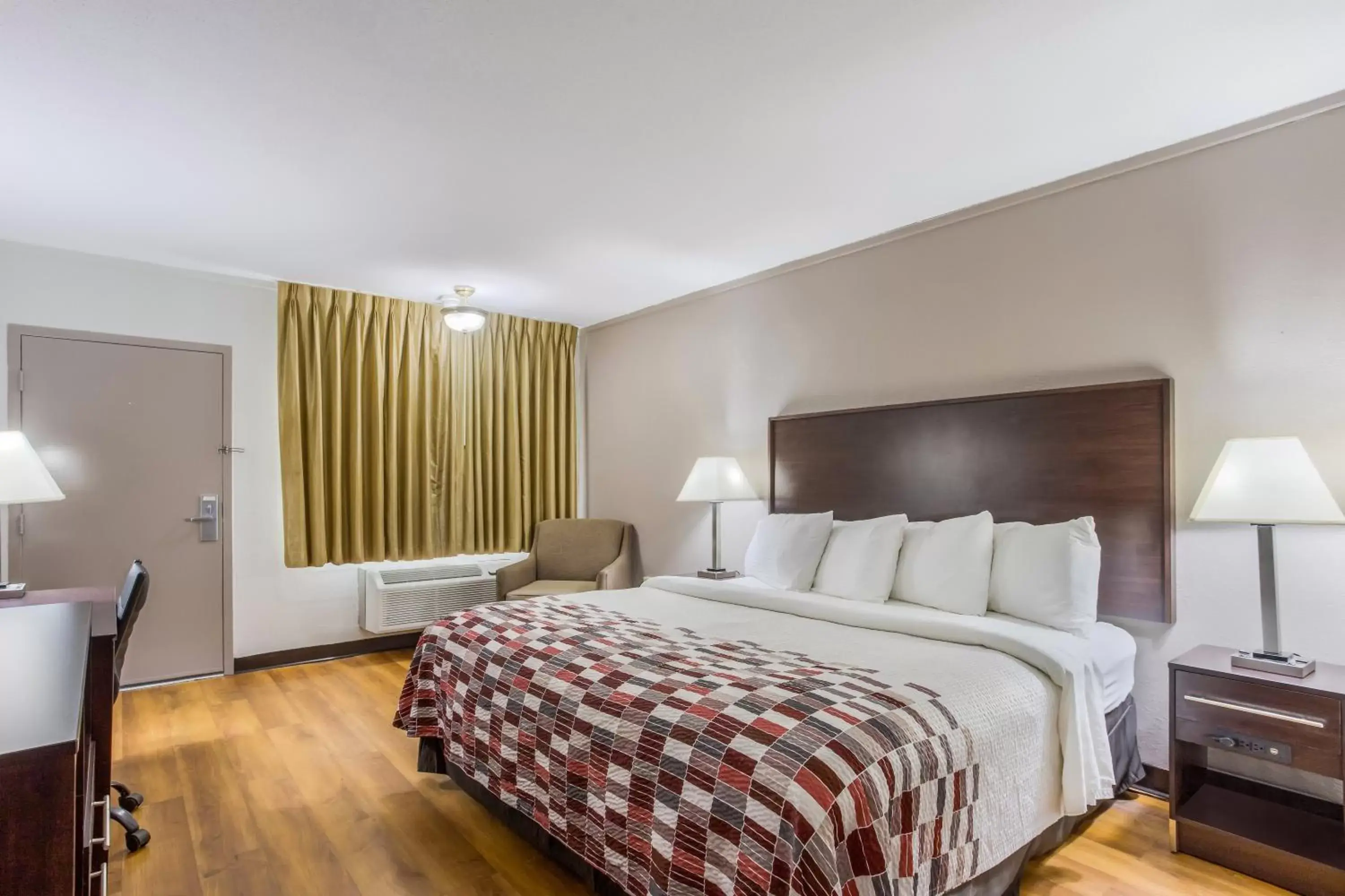 Photo of the whole room, Bed in Red Roof Inn Meridian Photo of the whole room, Bed in Red Roof Inn Meridian