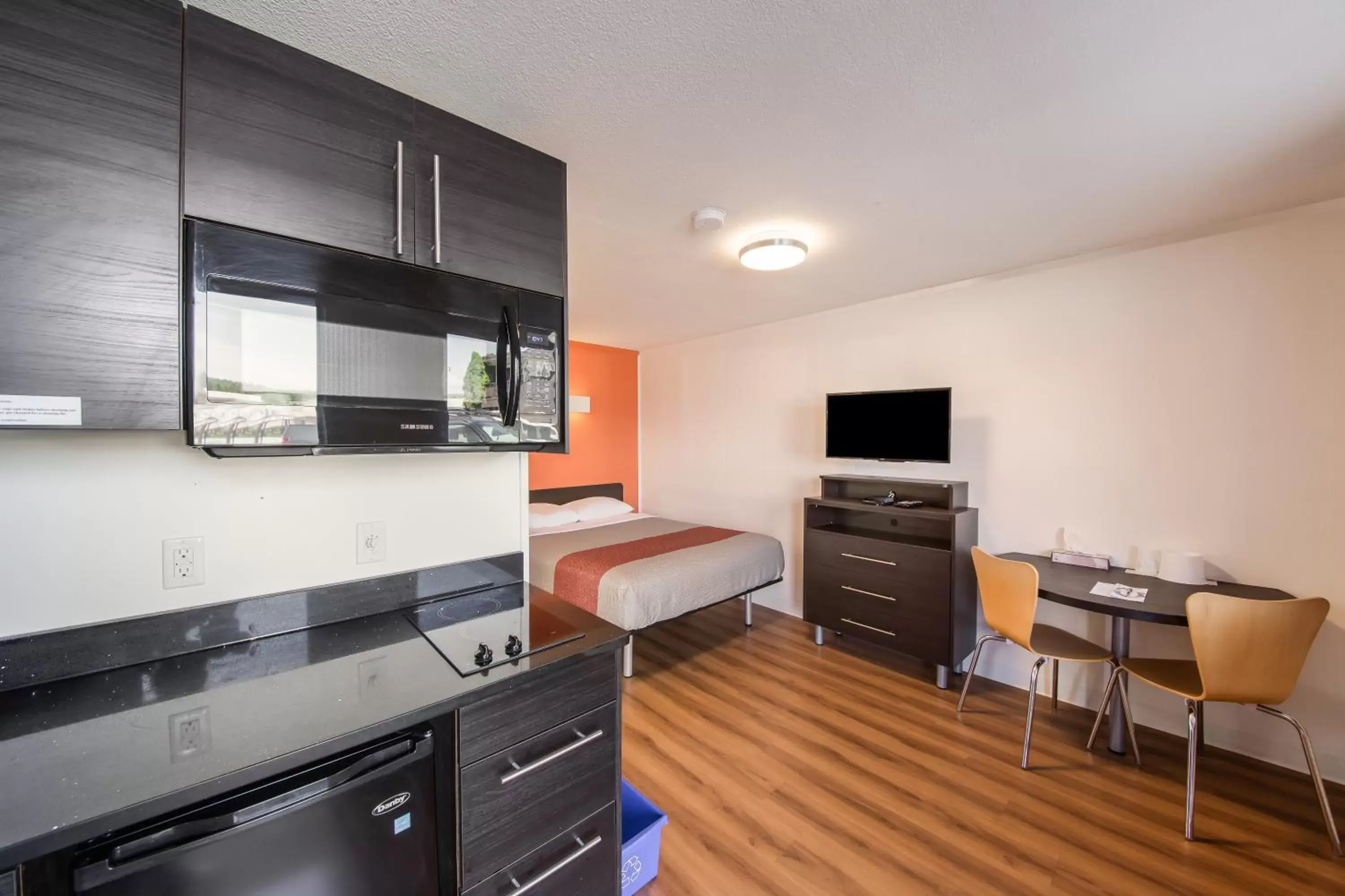 Kitchen or kitchenette, Kitchen/Kitchenette in Motel 6-Cranbrook, BC