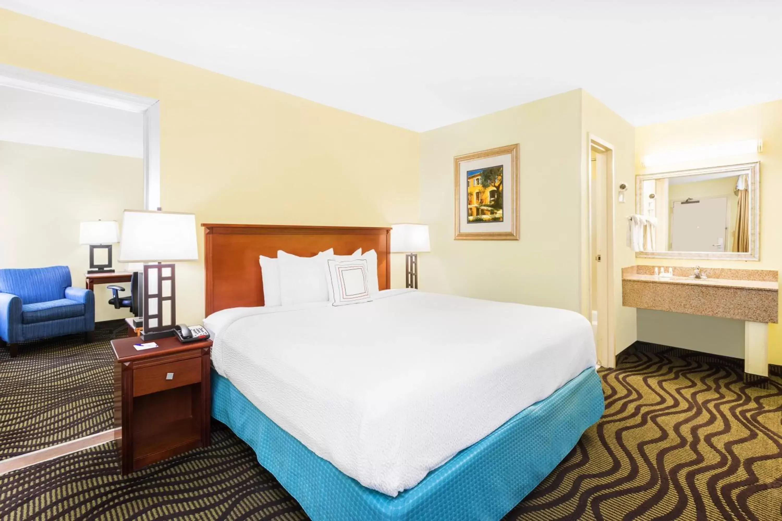 Bed in Baymont by Wyndham Savannah Midtown