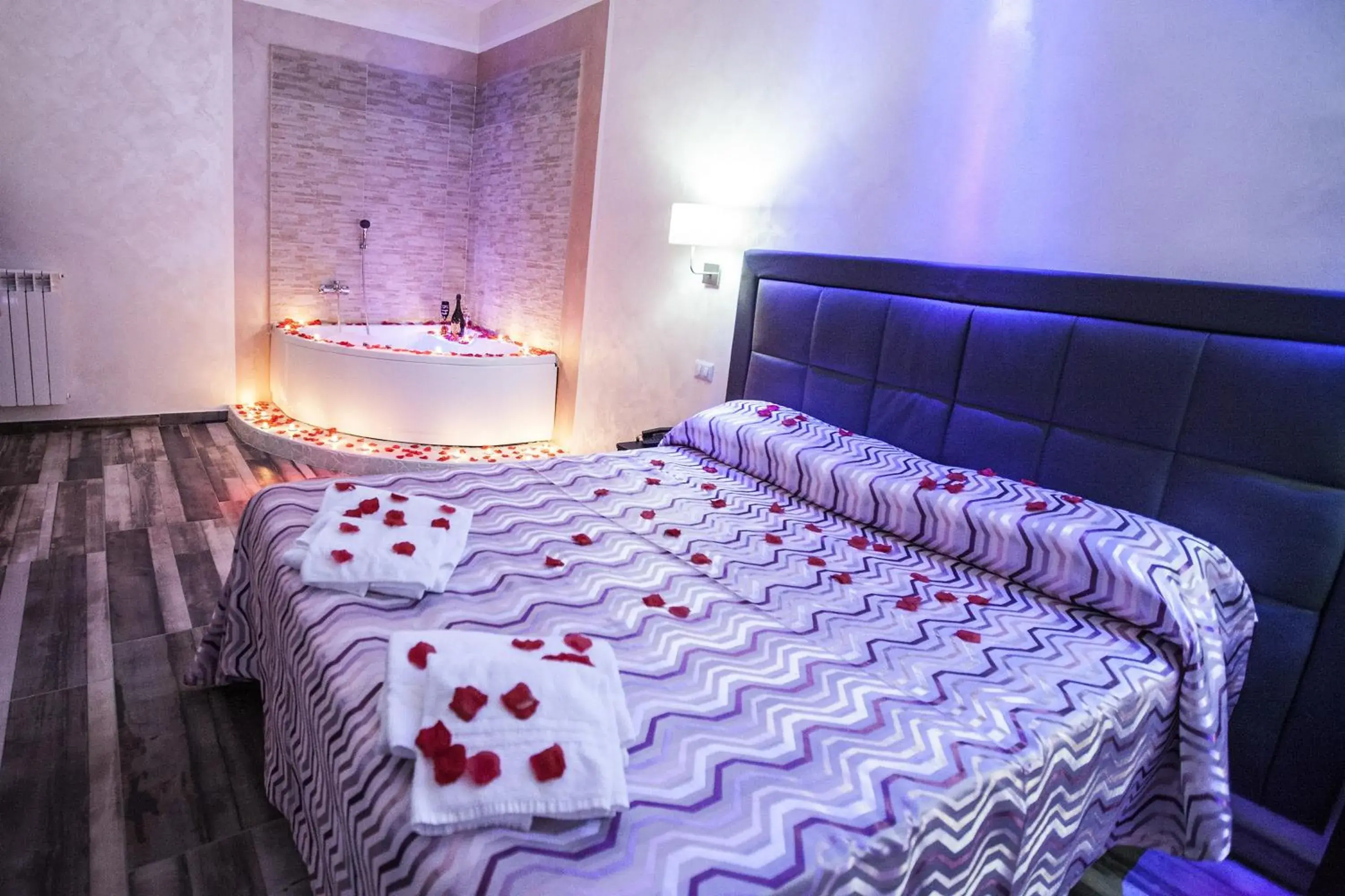 Photo of the whole room, Bed in Napoli Garibaldi Luxury