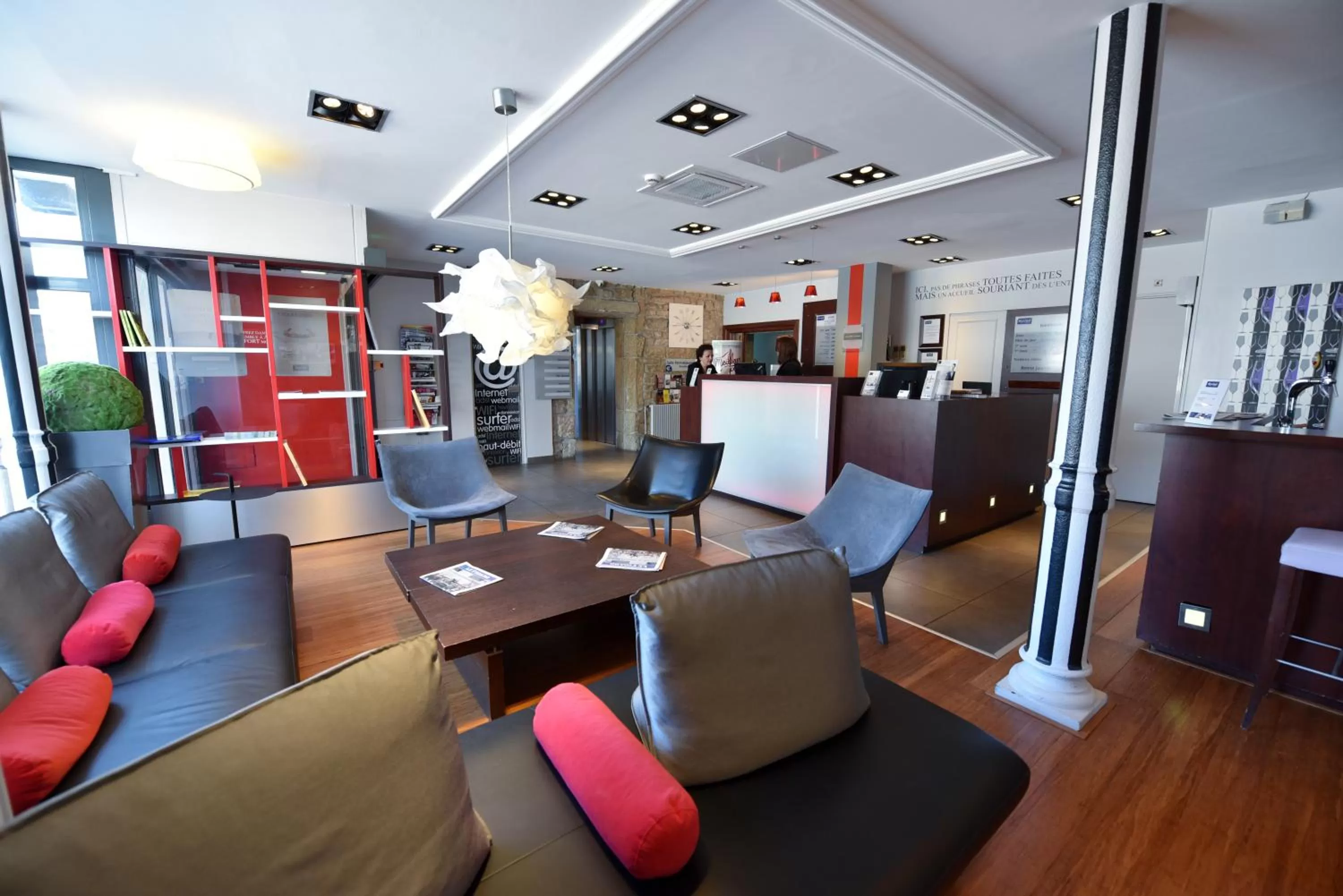 Lobby or reception in Kyriad Hotel Dijon Gare