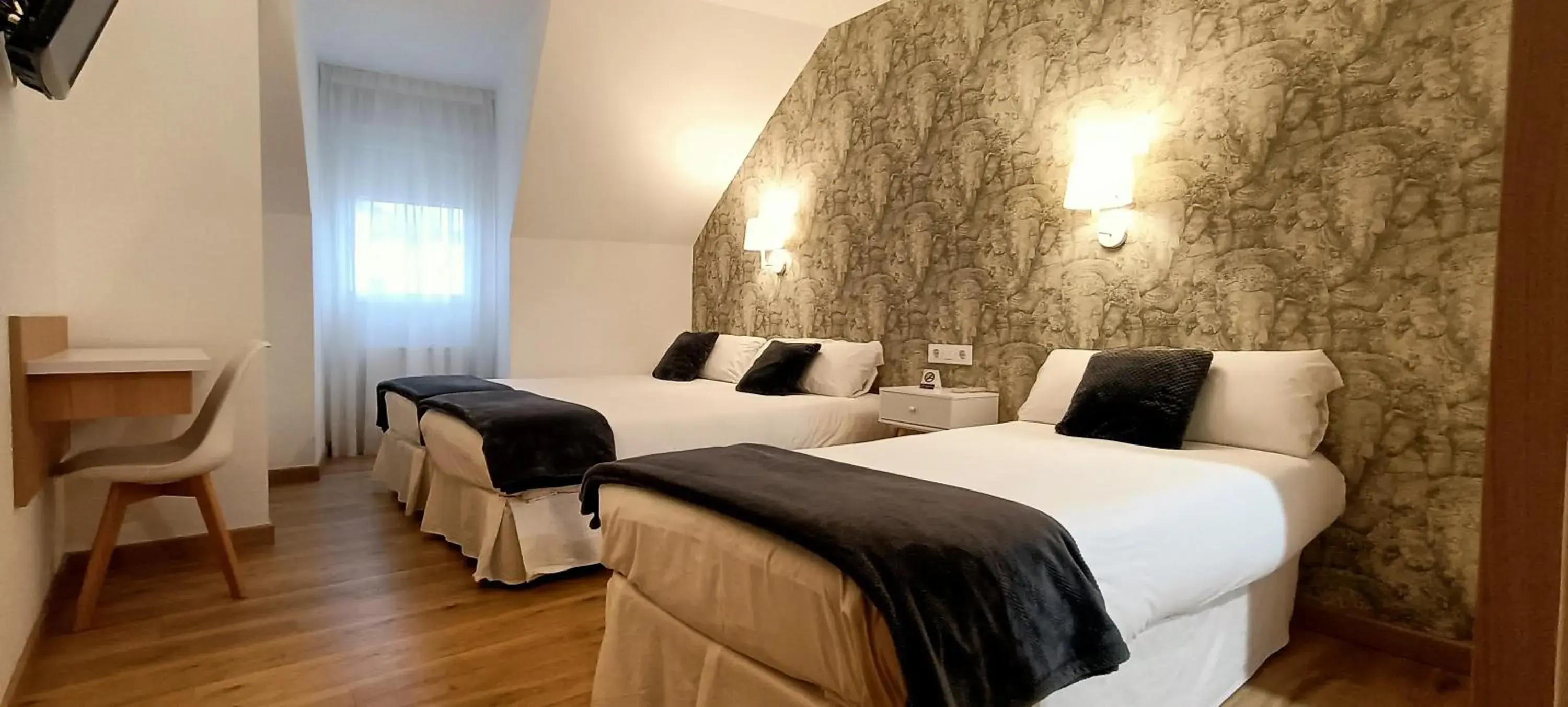 Bedroom, Bed in Hotel Vilagarcia