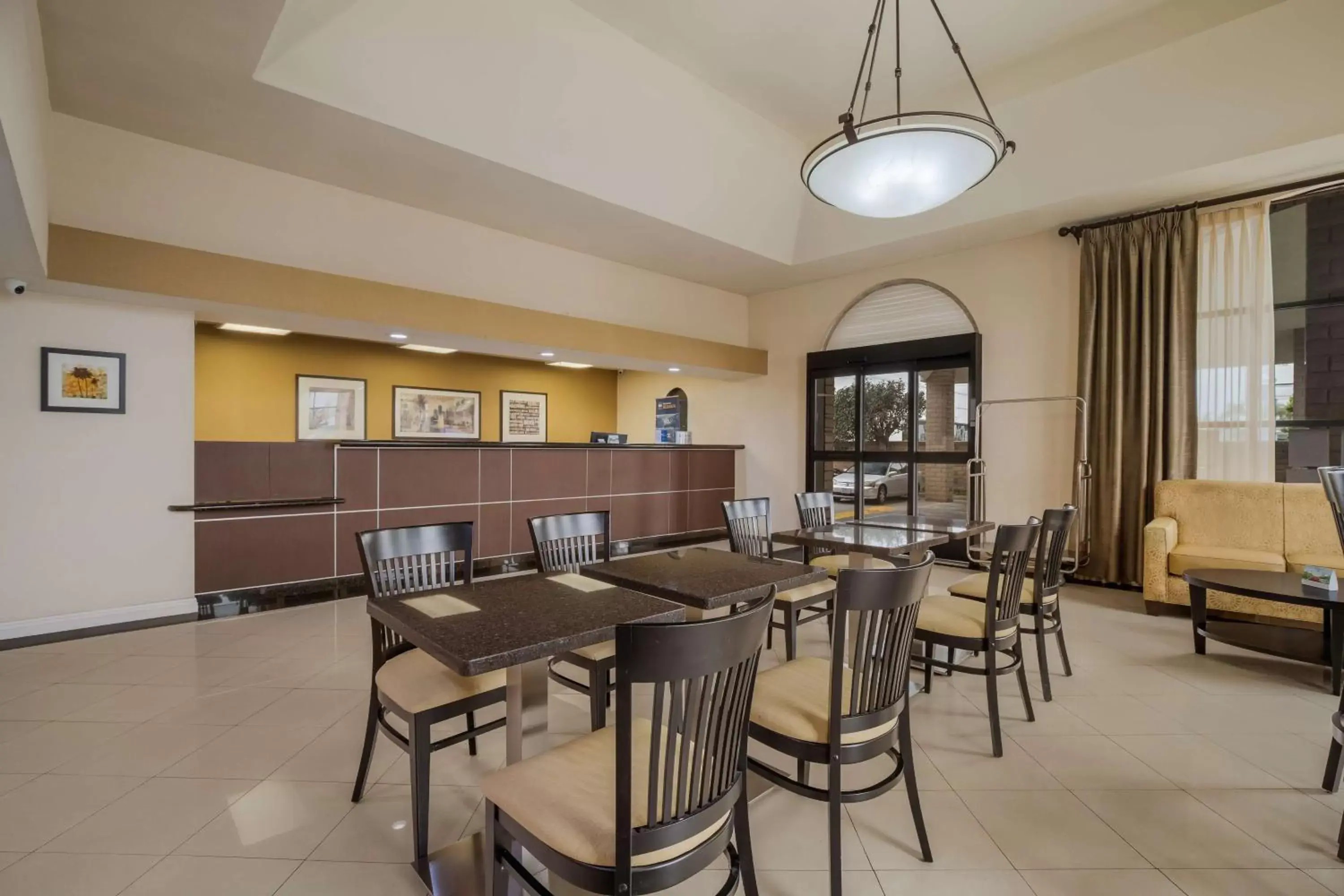 Lobby or reception, Restaurant/Places to Eat in Best Western Norwalk Inn