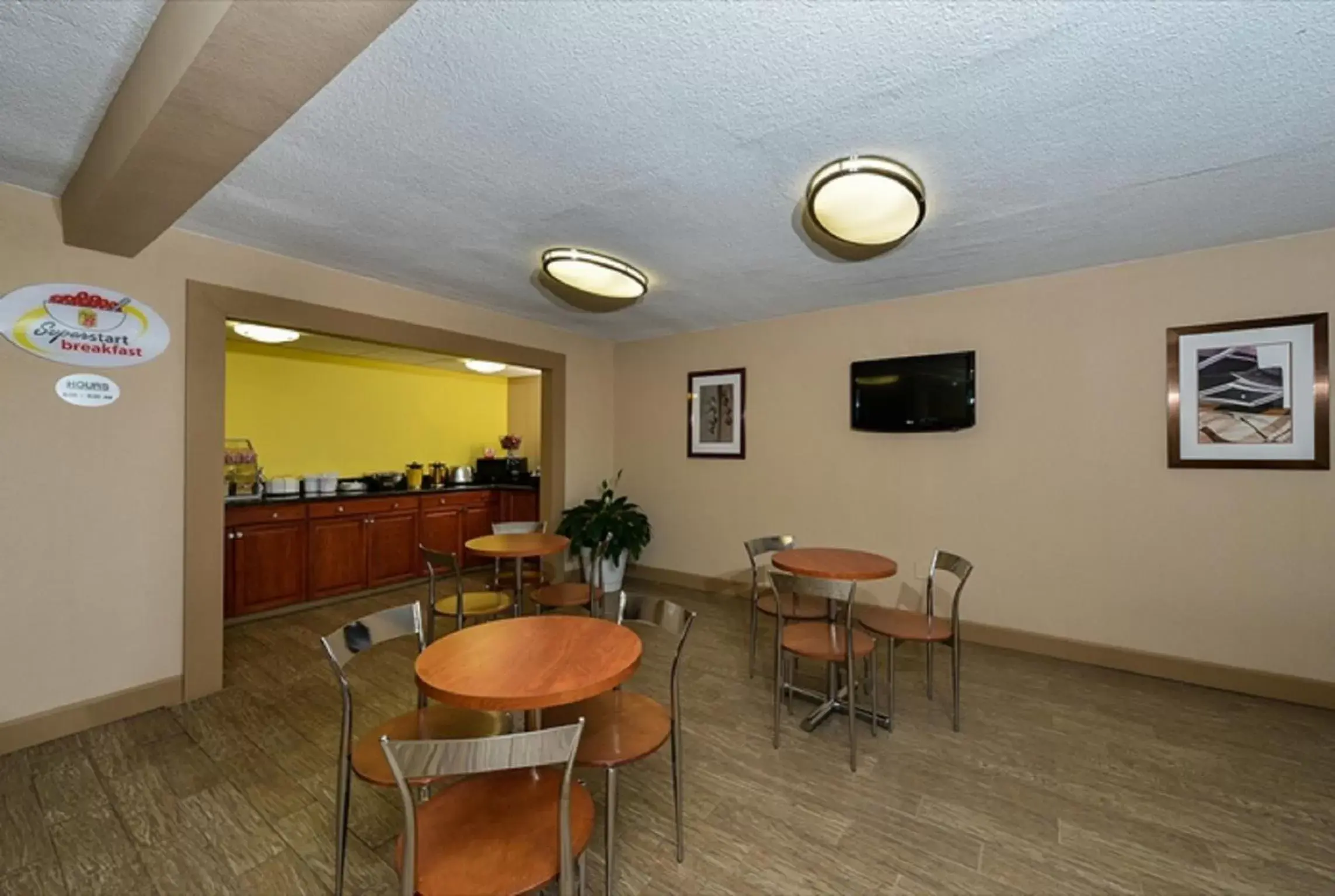 Lobby or reception, Lounge/Bar in Super 8 by Wyndham Clarksville Northeast