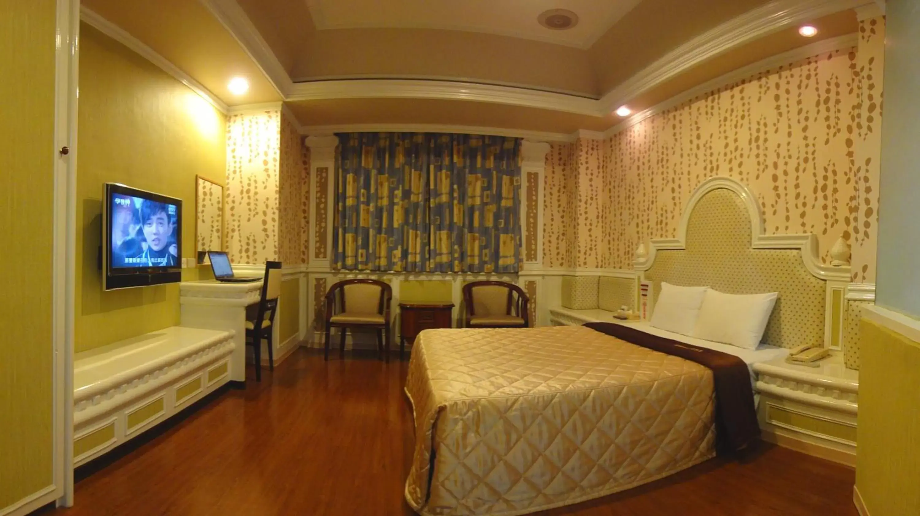 Photo of the whole room, Bed in Hua Yue Hotel