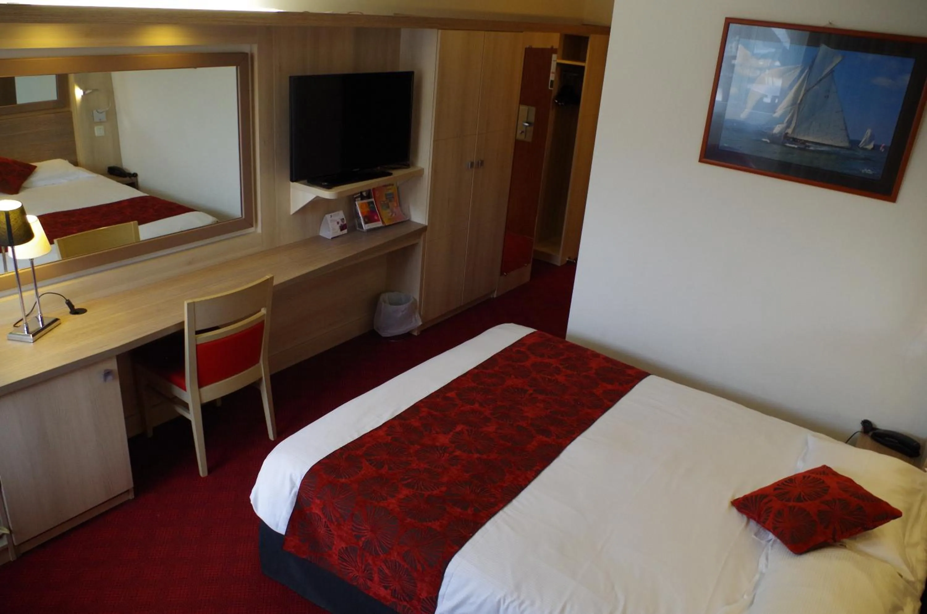 Bed in The Originals Boutique, Hôtel Aquilon, Saint-Nazaire