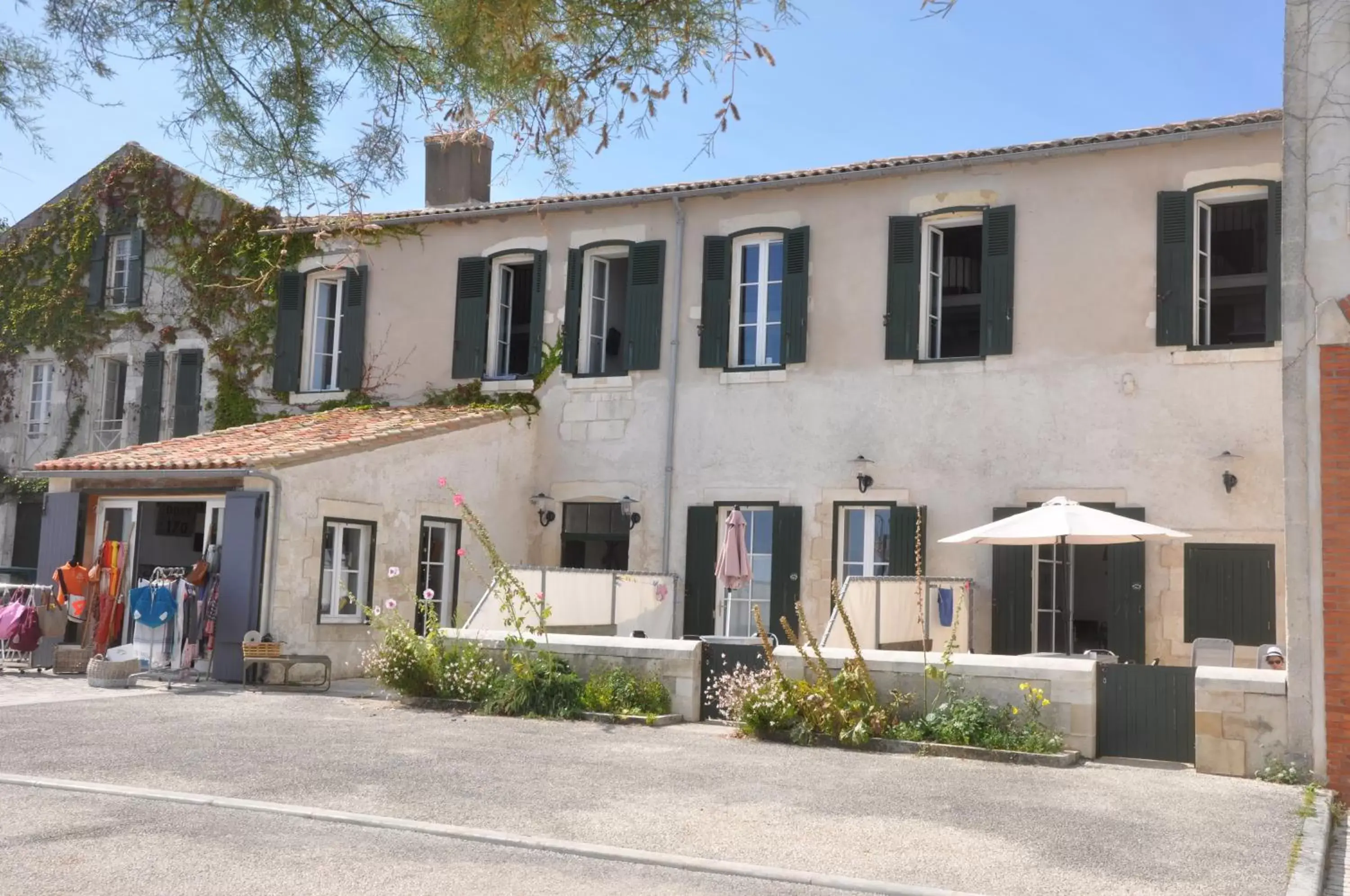 Facade/entrance, Property Building in Le Mole (Appartements et Chambres)