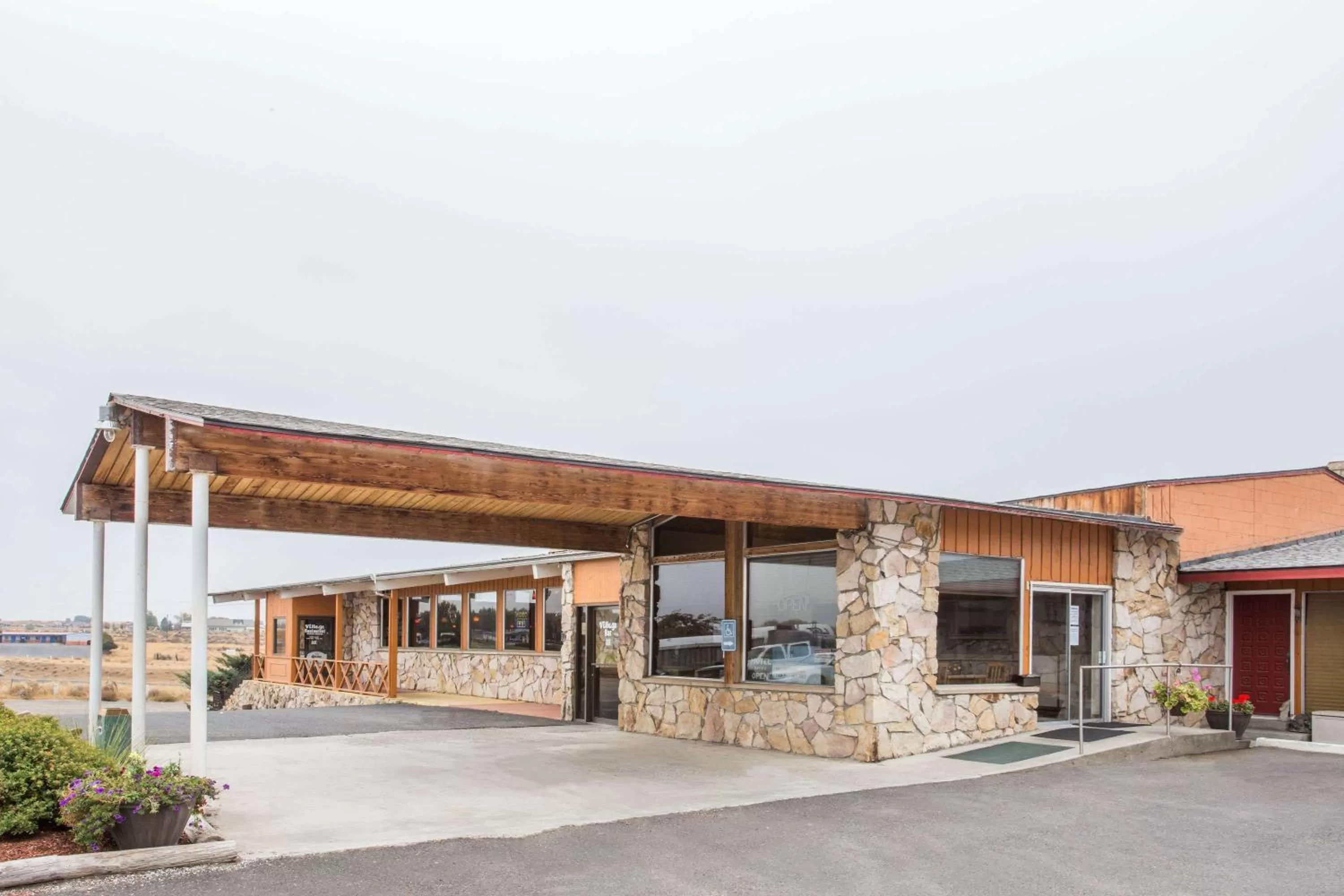 Property building in Knights Inn Boardman