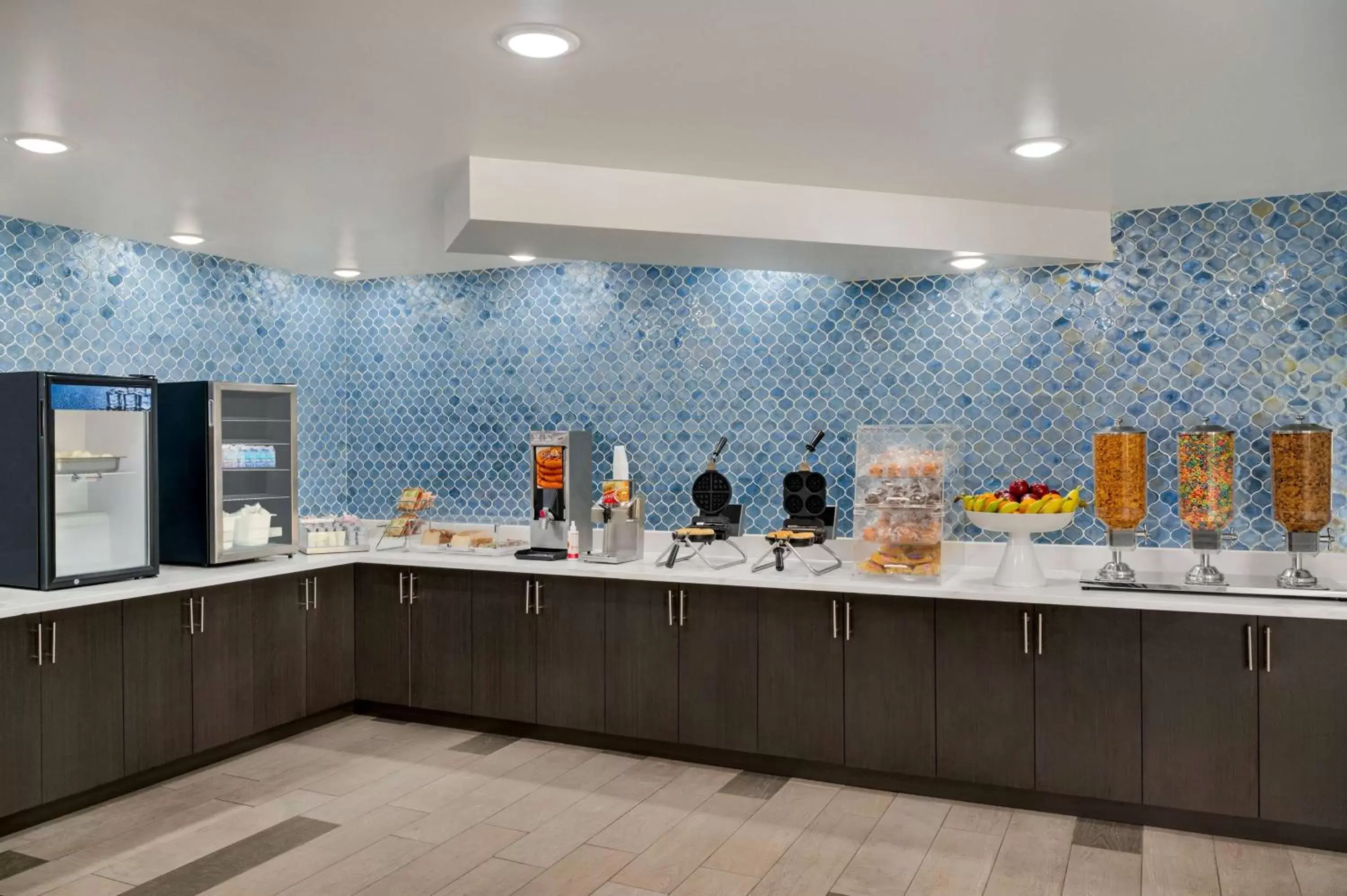 Property building, Kitchen/Kitchenette in La Quinta Inn by Wyndham Columbus Airport Area