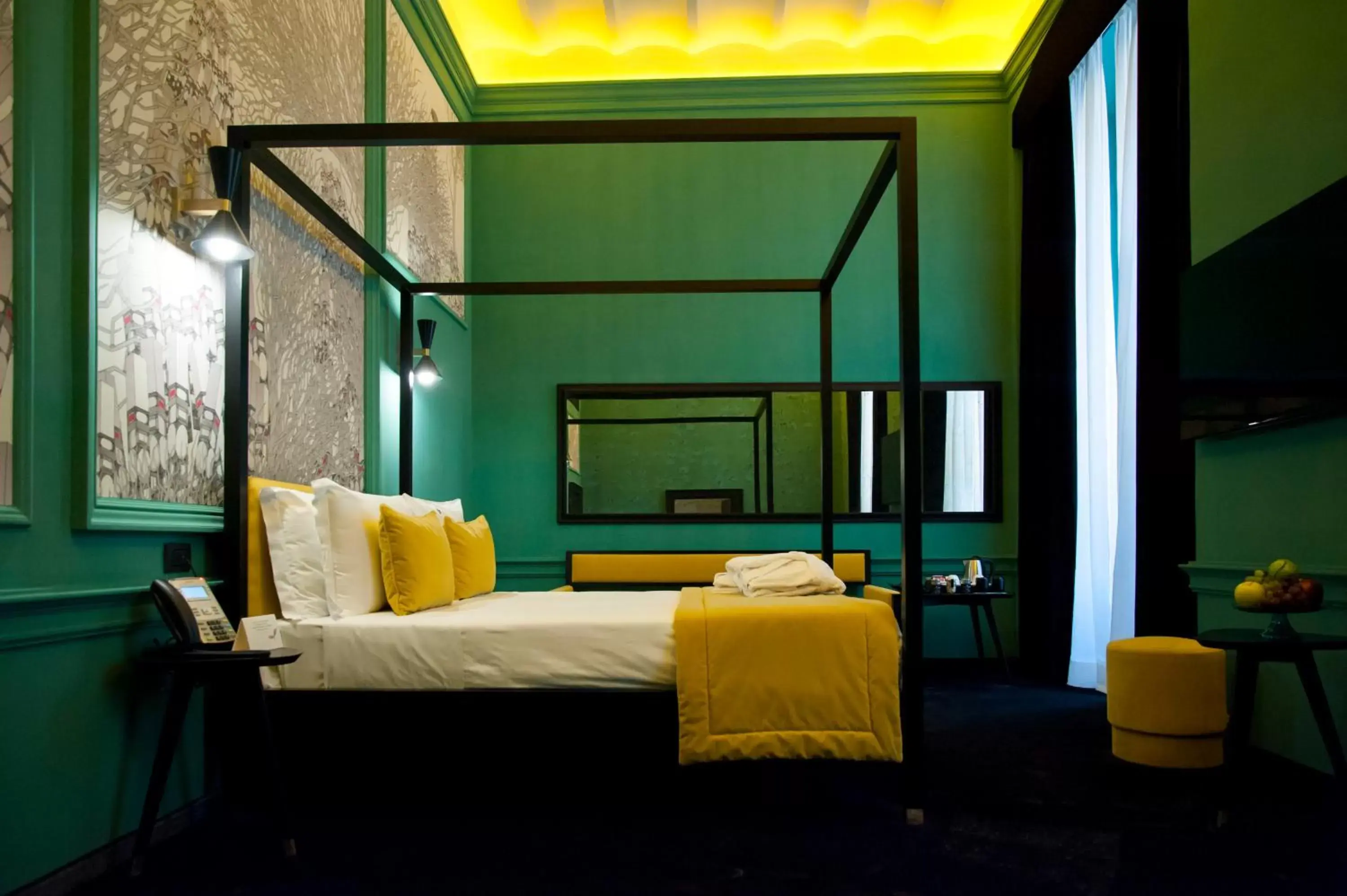 Bed, Seating Area in Roma Luxus Hotel
