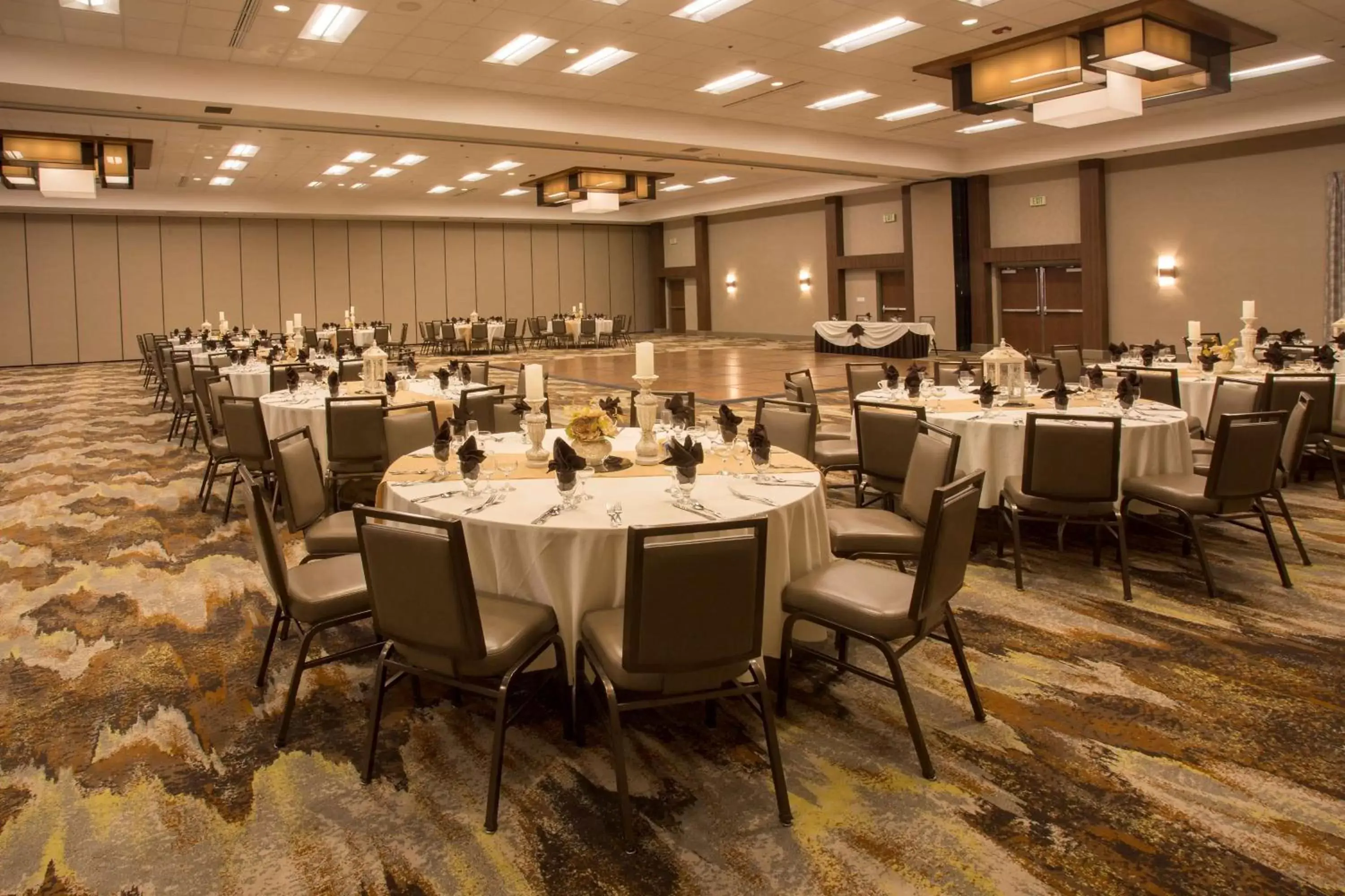 Meeting/conference room, Restaurant/Places to Eat in DoubleTree by Hilton Fresno Convention Center