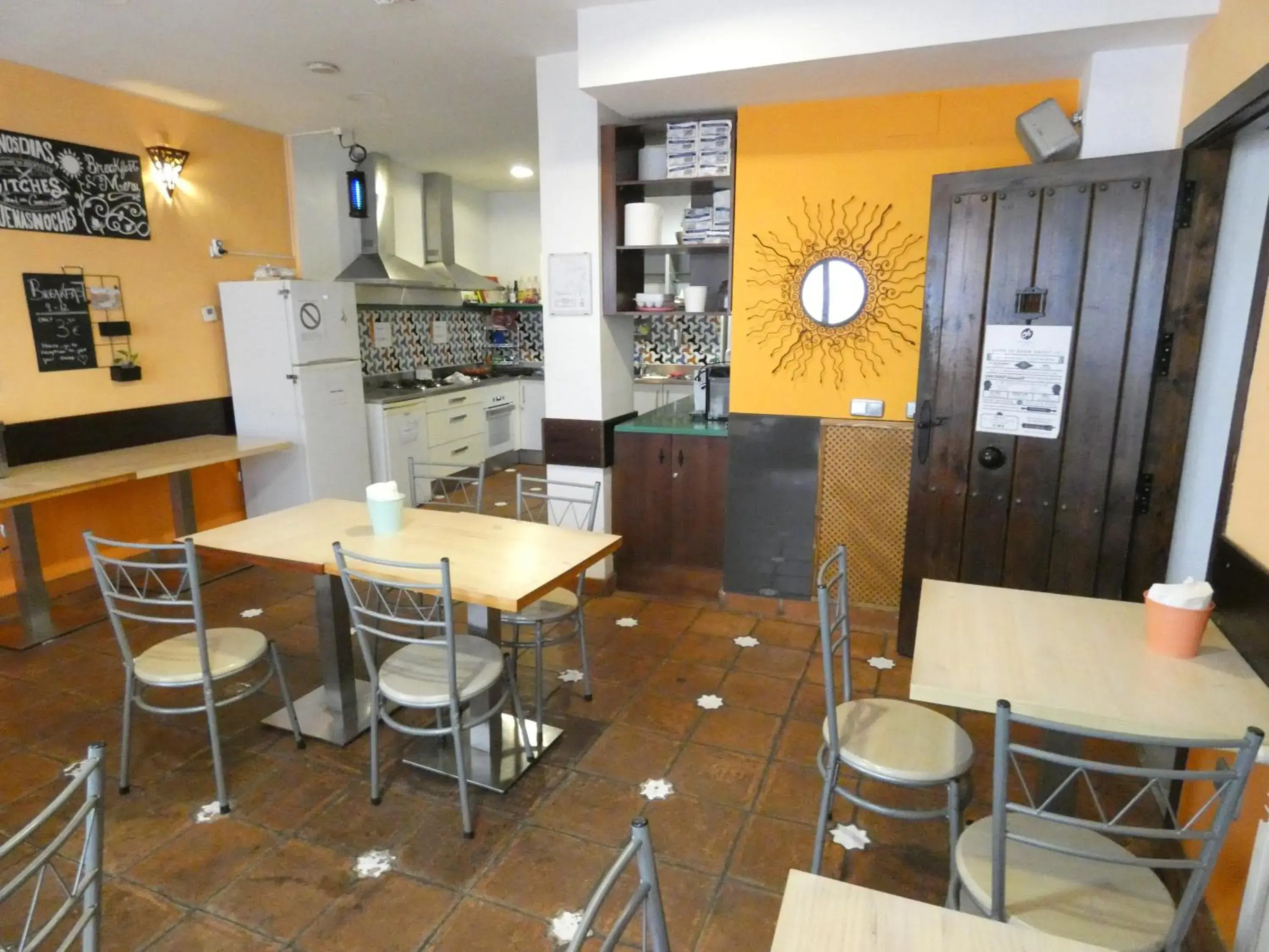 Communal kitchen, Lounge/Bar in Oasis Backpackers' Hostel Granada