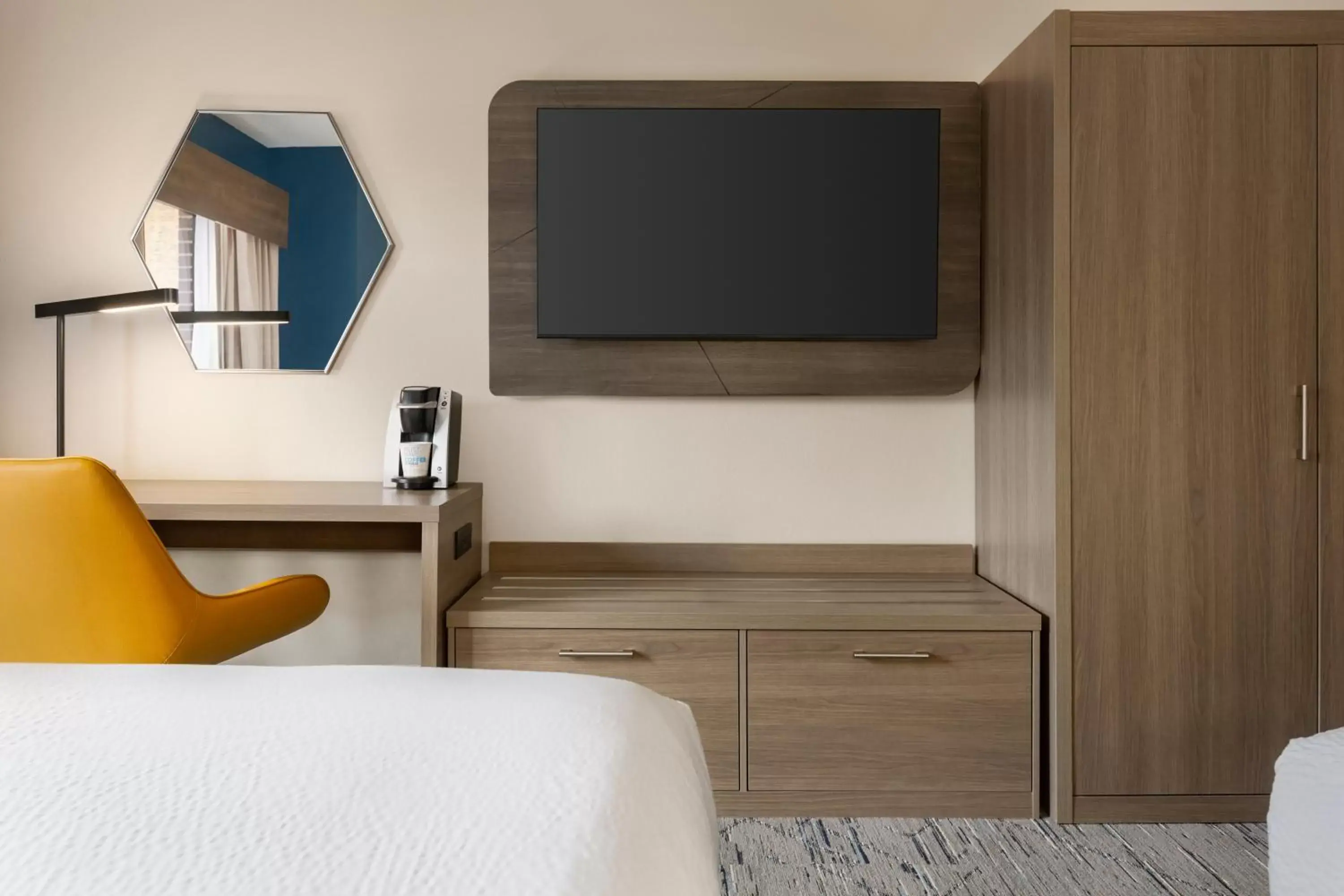 Bed, TV/Entertainment Center in Holiday Inn Express Hotel & Suites Greenville-Downtown, an IHG Hotel