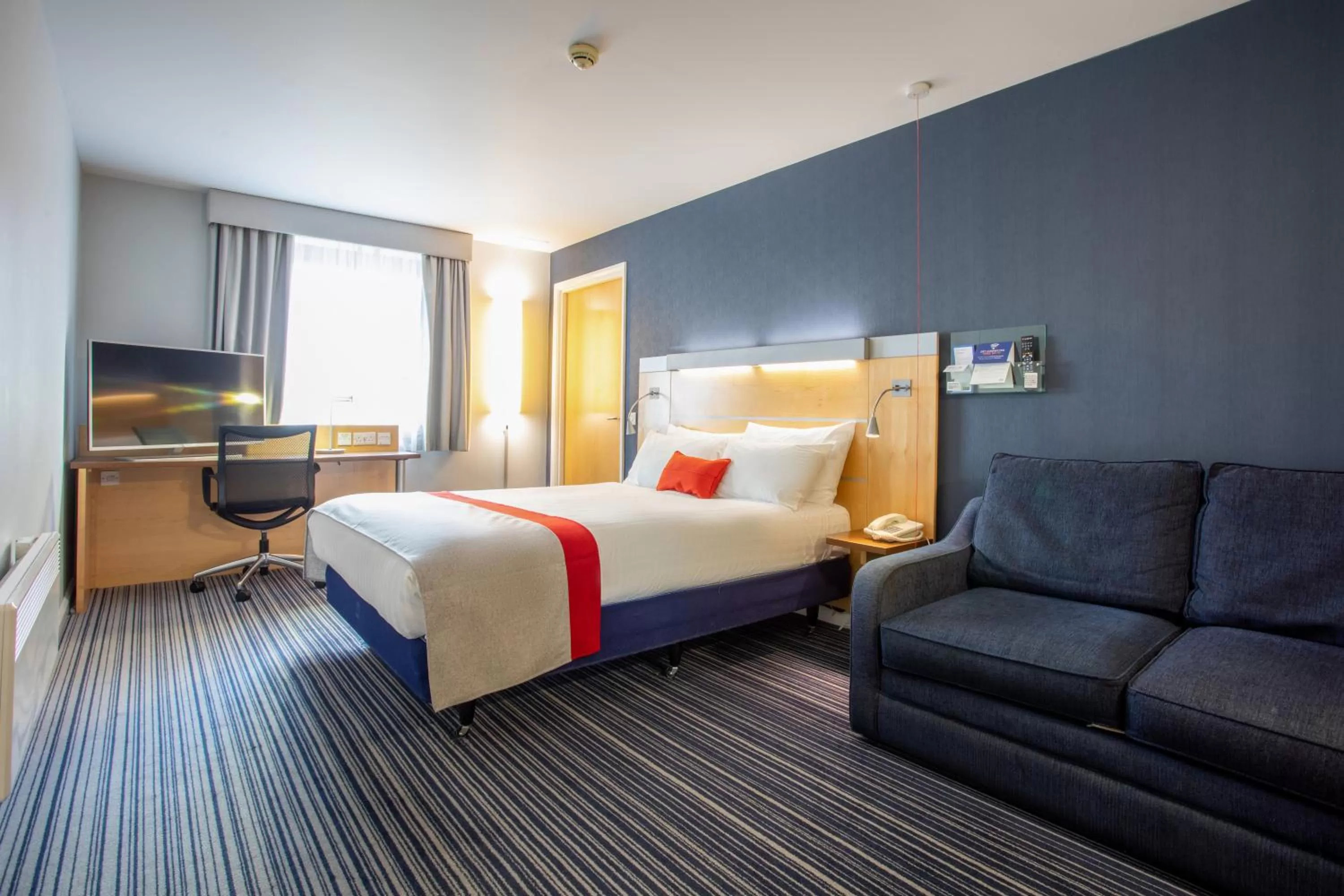 Photo of the whole room, Bed in Holiday Inn Express Dunfermline by IHG