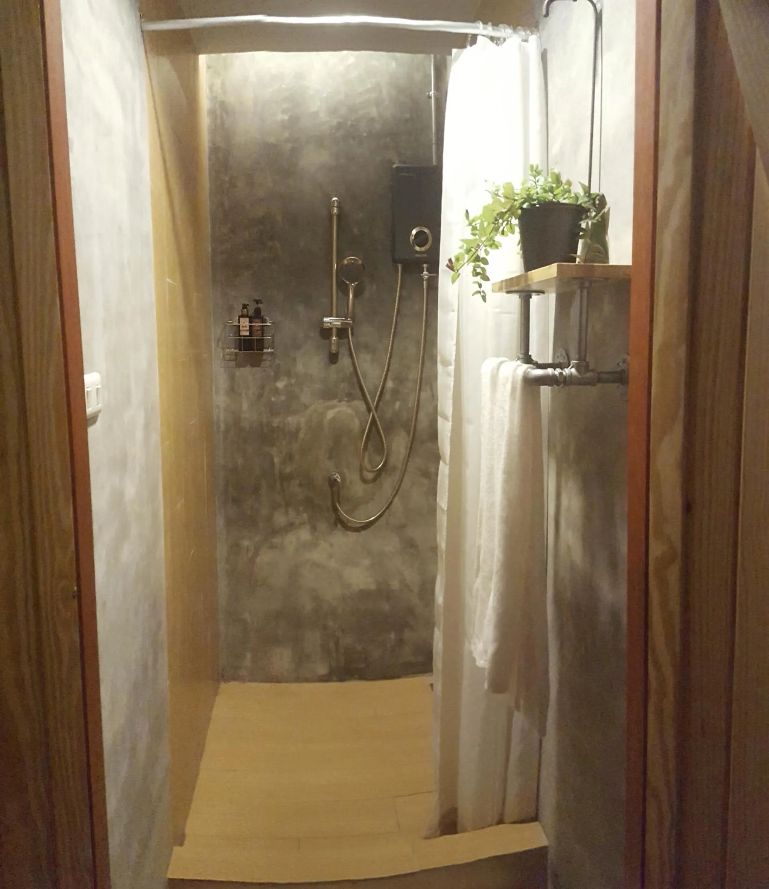 Shower in Barn & Bed Hostel