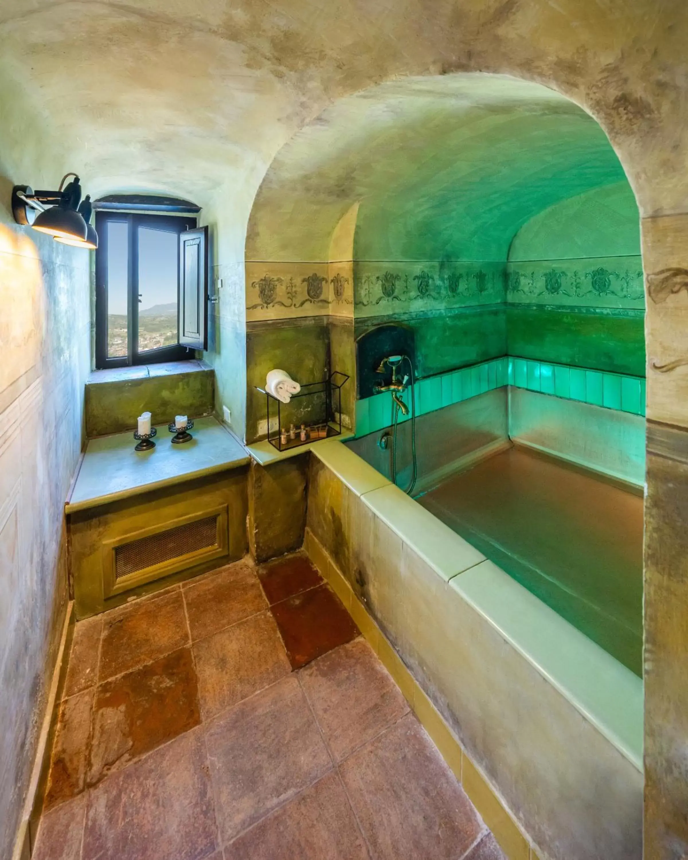 Hot Tub, Bathroom in Castello di Limatola