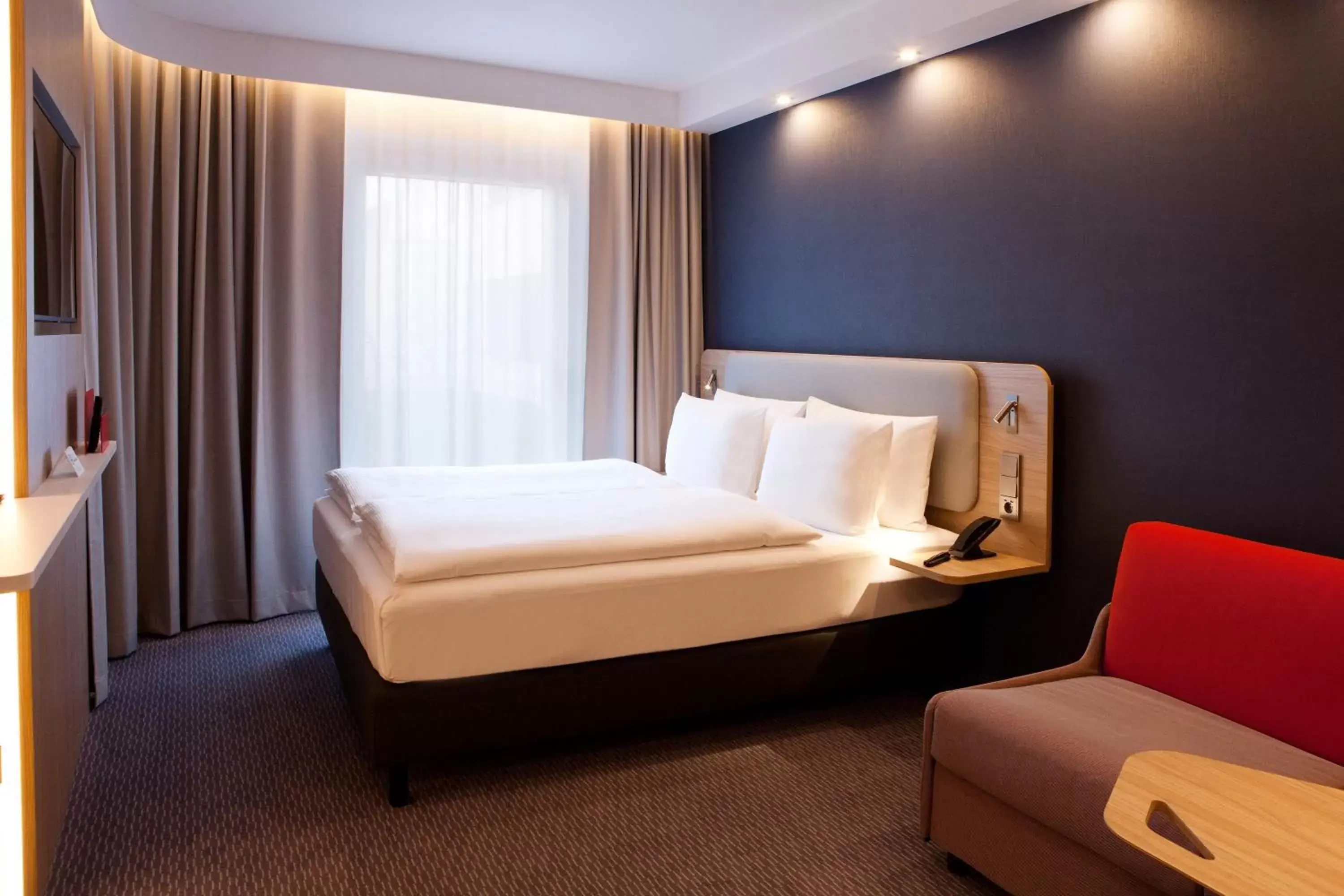 Photo of the whole room, Bed in Holiday Inn Express - Göppingen, an IHG Hotel