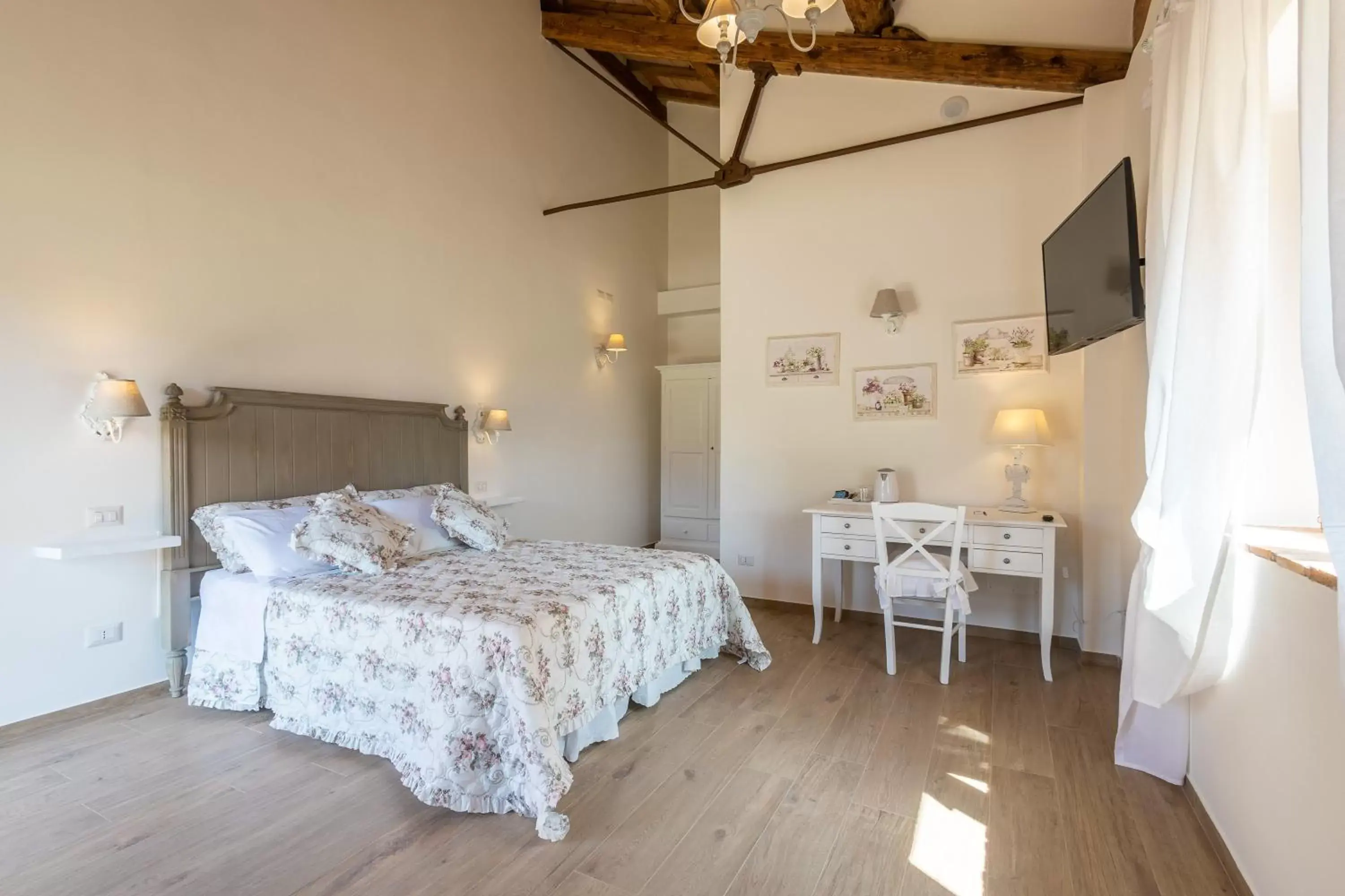Photo of the whole room, Bed in B&B Podere Curtatone