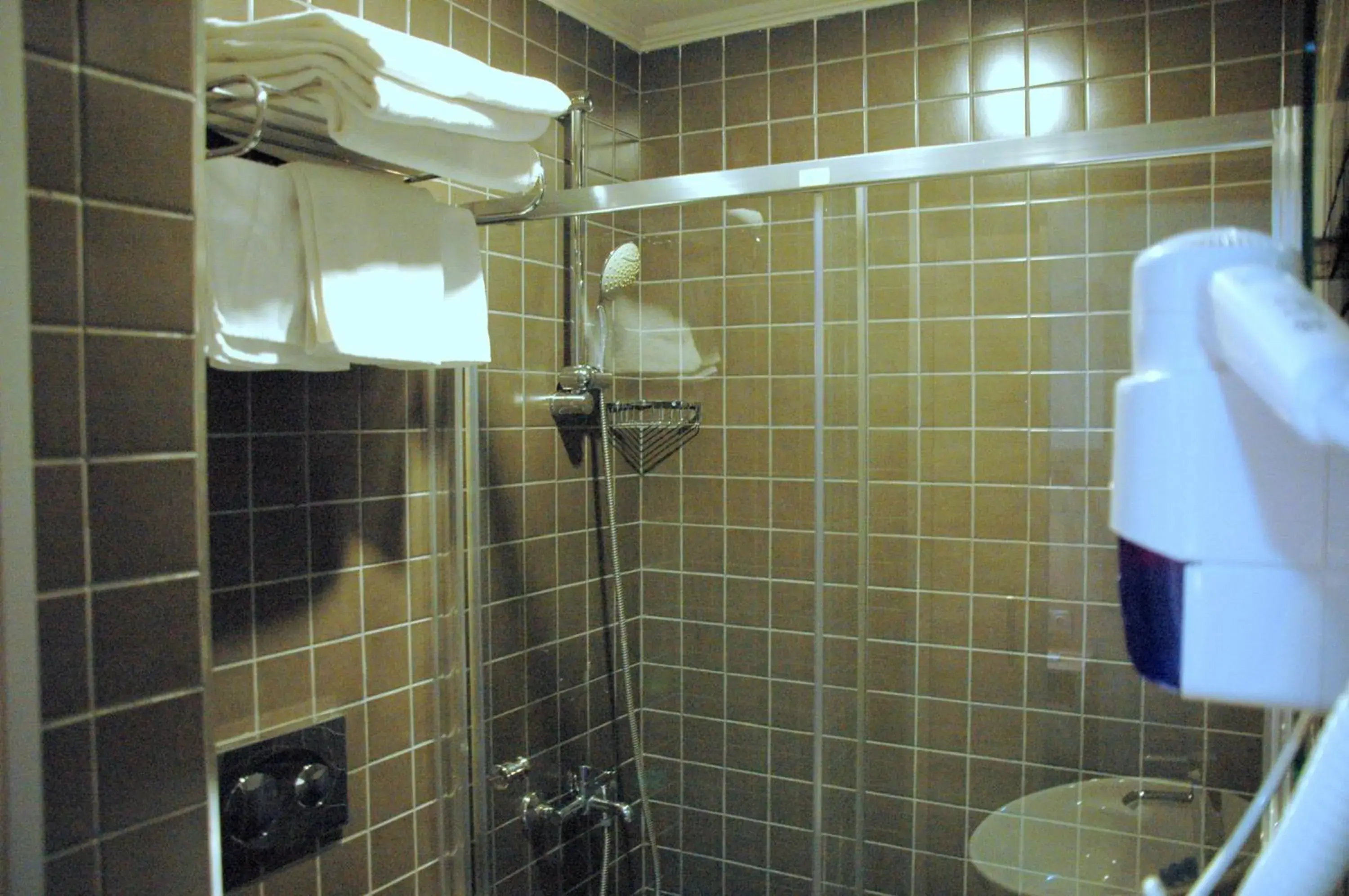 Shower, Bathroom in Sinem Hotel