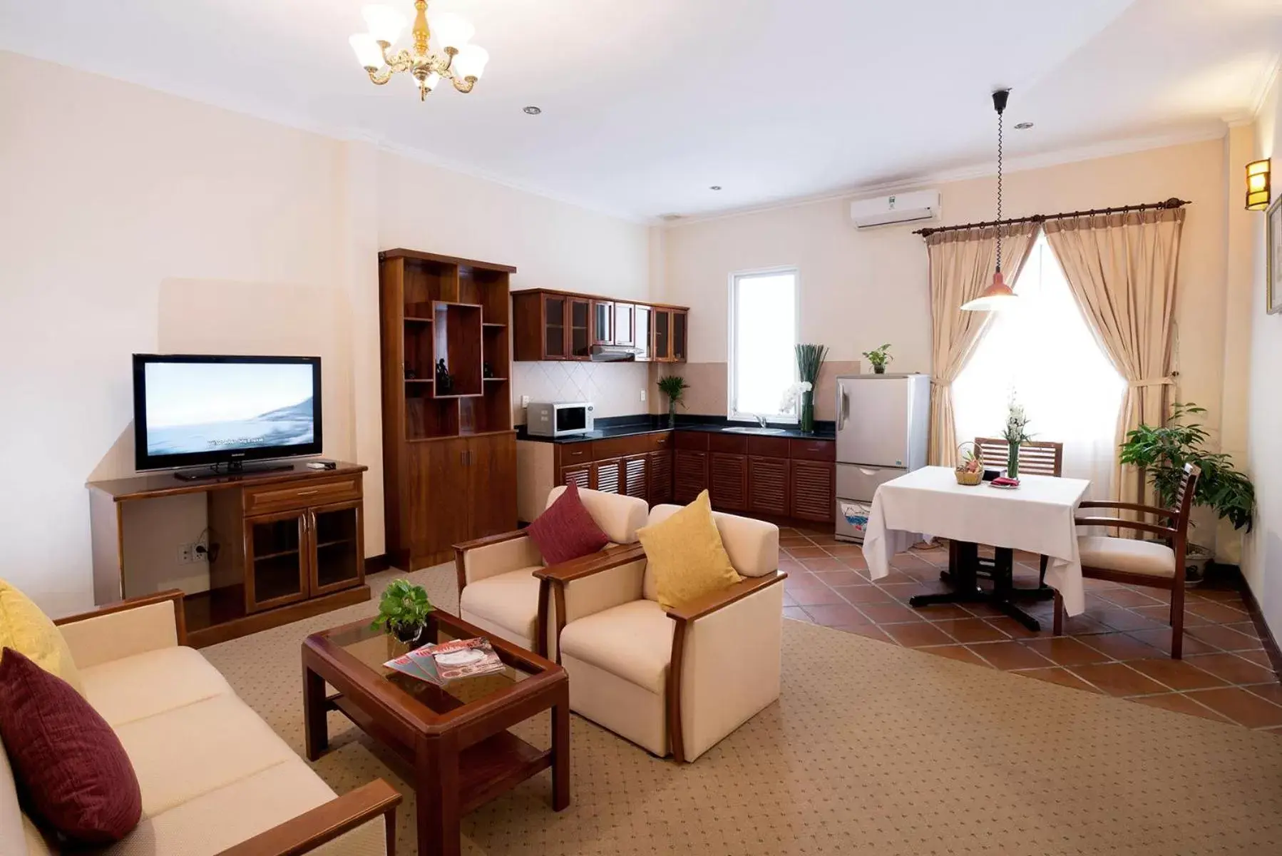 Kitchen or kitchenette, Seating Area in Palace Hotel